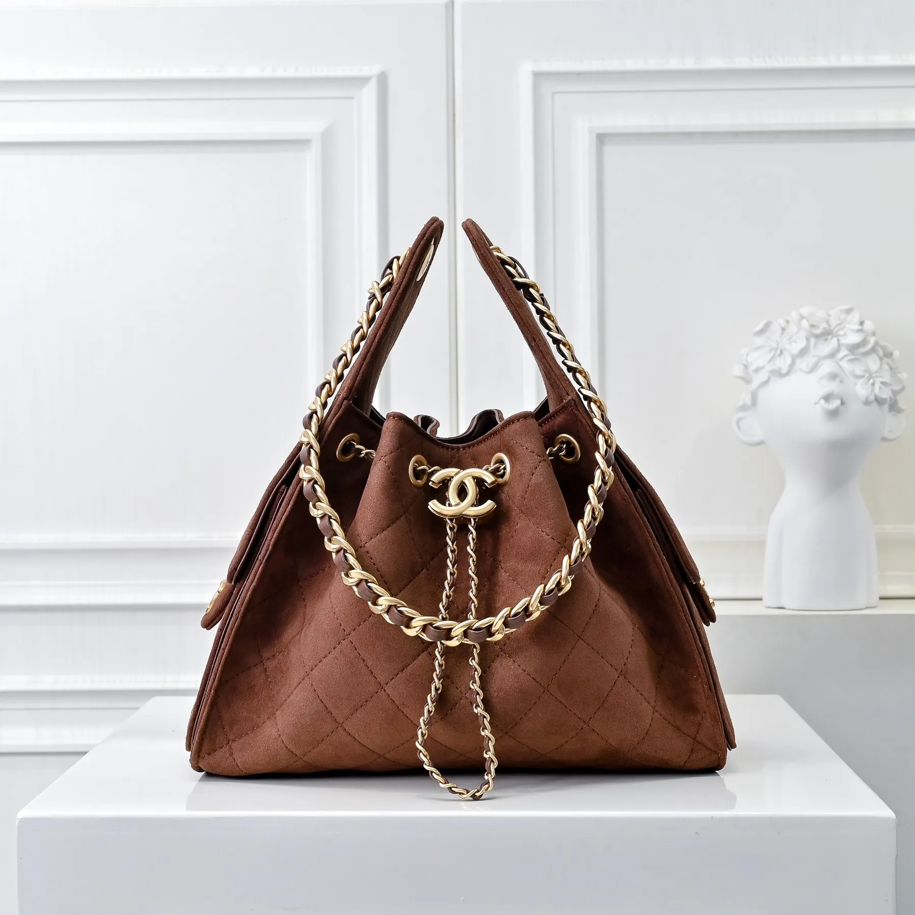 💰540￥Upgraded version of chanel 25c matte cowhide hobo armpit bag hippie armpit bag small retro gold coin button drawstring bucket bag + rhombus pattern + retro black gold classic chain design, full of high-end sense! A must-have for daily travel, with exquisite appearance and delicate texture, it can be easily worn in both casual and formal occasions. Size: 30x26x14cm Style No.: 7071 Material: Brown Frosted