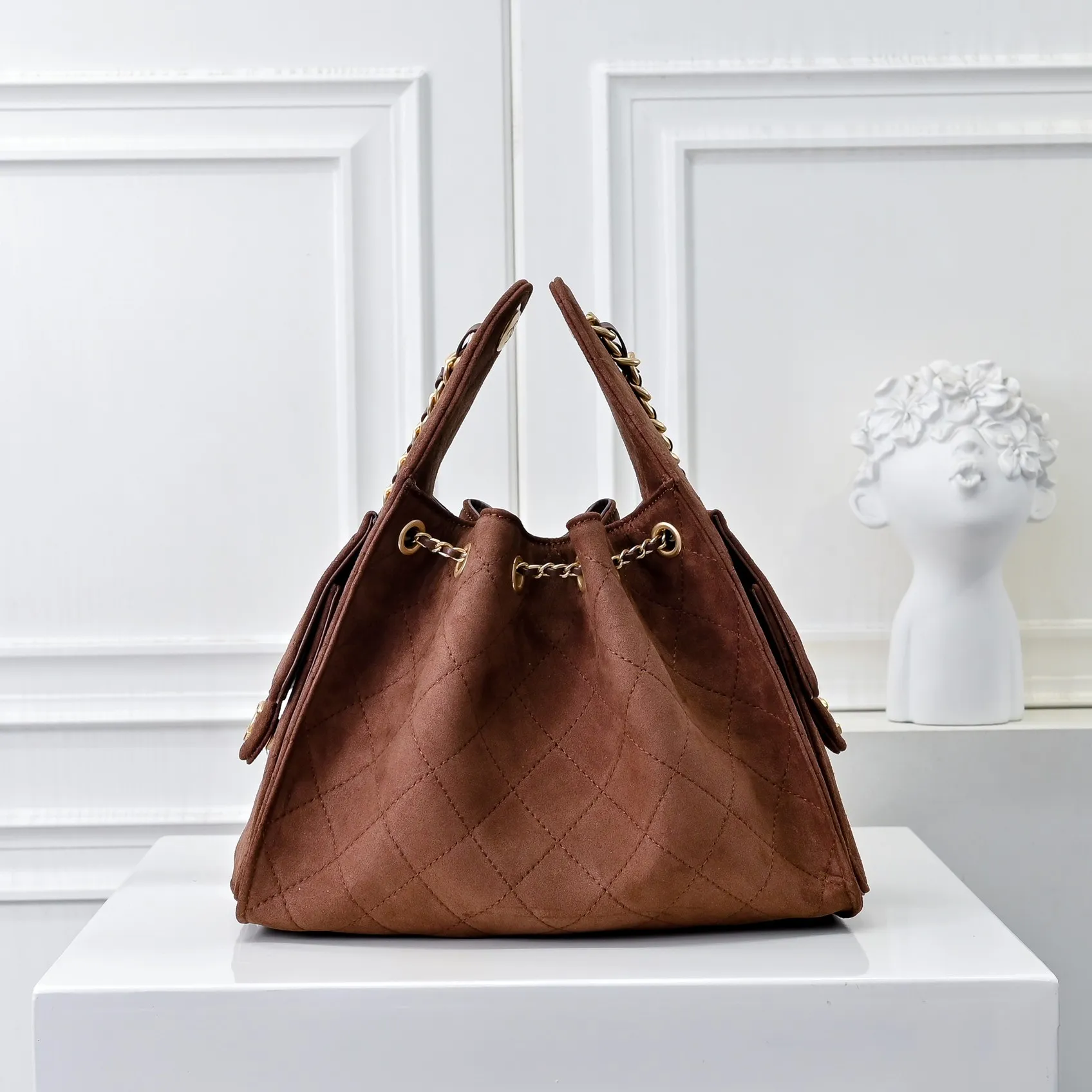 💰540￥Upgraded version of chanel 25c matte cowhide hobo armpit bag hippie armpit bag small retro gold coin button drawstring bucket bag + rhombus pattern + retro black gold classic chain design, full of high-end sense! A must-have for daily travel, with exquisite appearance and delicate texture, it can be easily worn in both casual and formal occasions. Size: 30x26x14cm Style No.: 7071 Material: Brown Frosted