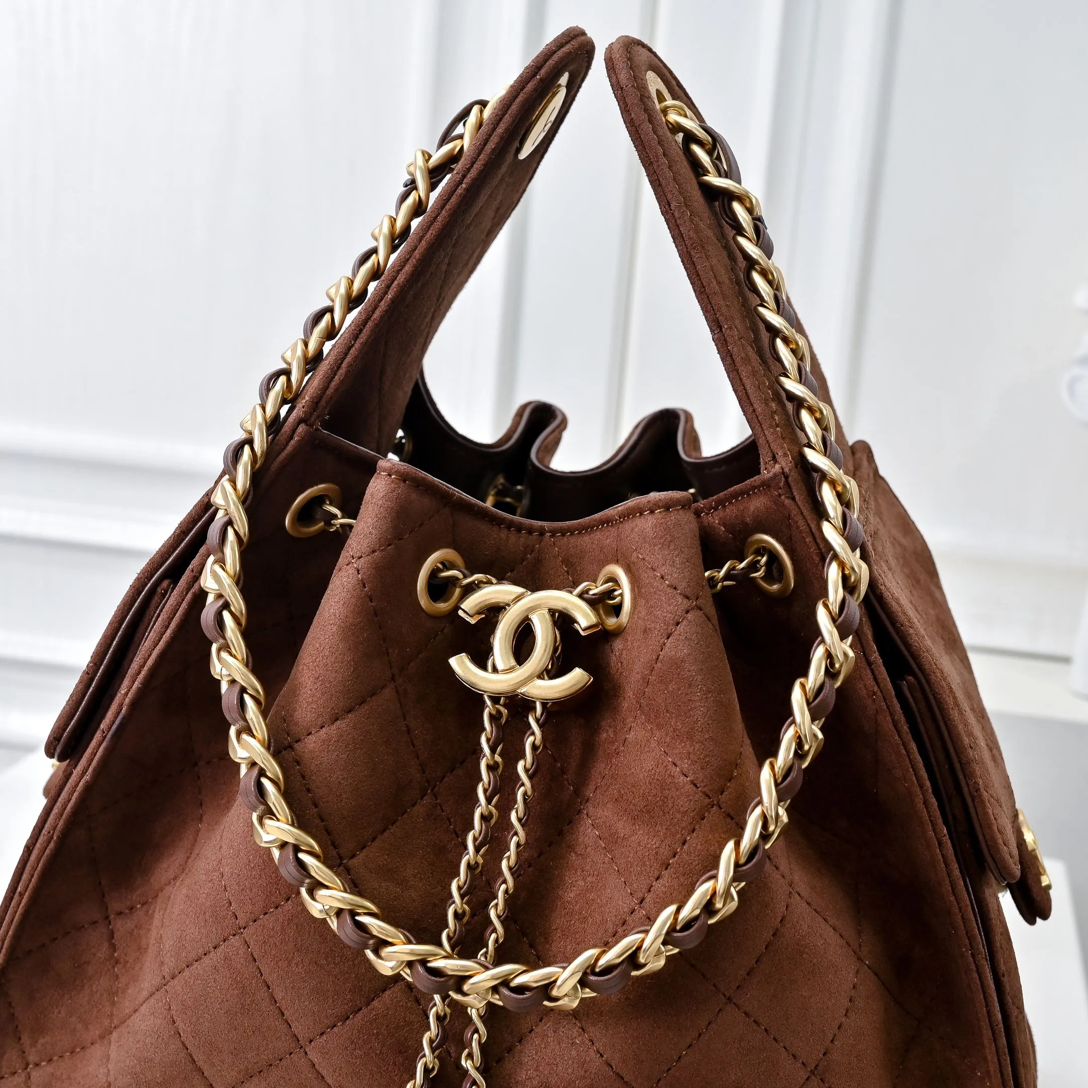 💰540￥Upgraded version of chanel 25c matte cowhide hobo armpit bag hippie armpit bag small retro gold coin button drawstring bucket bag + rhombus pattern + retro black gold classic chain design, full of high-end sense! A must-have for daily travel, with exquisite appearance and delicate texture, it can be easily worn in both casual and formal occasions. Size: 30x26x14cm Style No.: 7071 Material: Brown Frosted