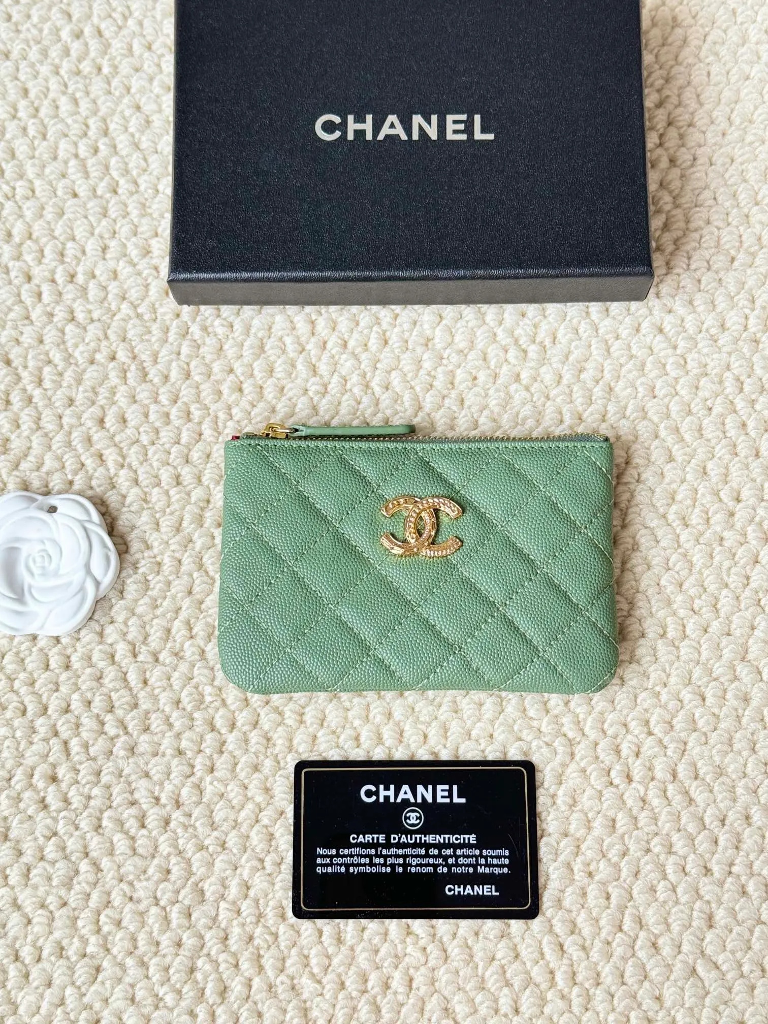 💰130 CHANEL 22k embossed lgo large double C hardware, fresh design, exquisite replica flavor, very beautiful, official website 2023 latest 🆕Card holder. Caviar medium ball grain cowhide is anti-scratch, super glossy. It is troublesome to carry a bag that is too big in summer. It is suitable for putting in a mini bag, and it is convenient to put in your pocket😍 The bag has a zipper, super practical, you can also put cards, change, coins, keys inside! Style number: 82365 Size: 15*8.5 Color: ball pattern gold,