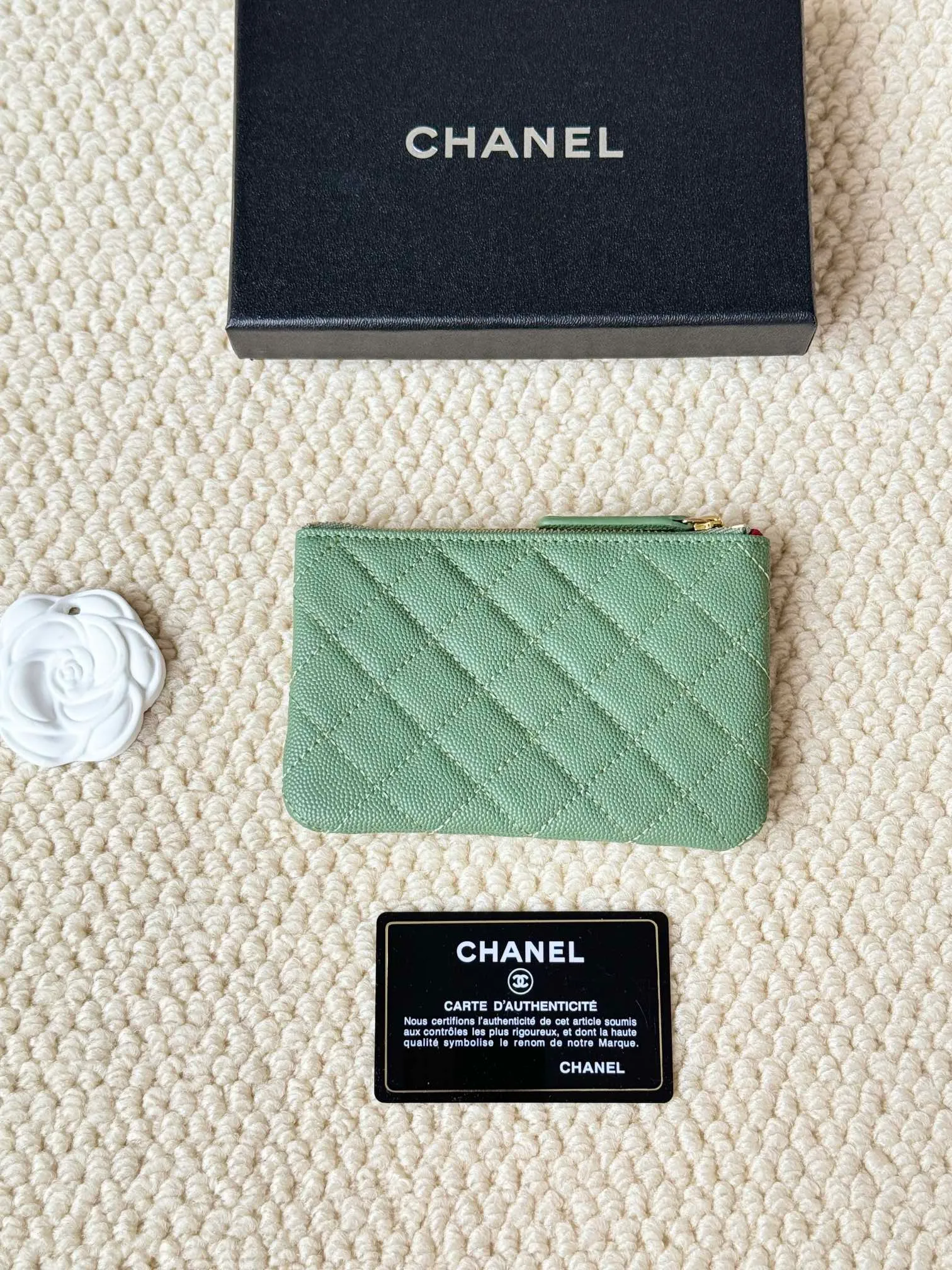 💰130 CHANEL 22k embossed lgo large double C hardware, fresh design, exquisite replica flavor, very beautiful, official website 2023 latest 🆕Card holder. Caviar medium ball grain cowhide is anti-scratch, super glossy. It is troublesome to carry a bag that is too big in summer. It is suitable for putting in a mini bag, and it is convenient to put in your pocket😍 The bag has a zipper, super practical, you can also put cards, change, coins, keys inside! Style number: 82365 Size: 15*8.5 Color: ball pattern gold,