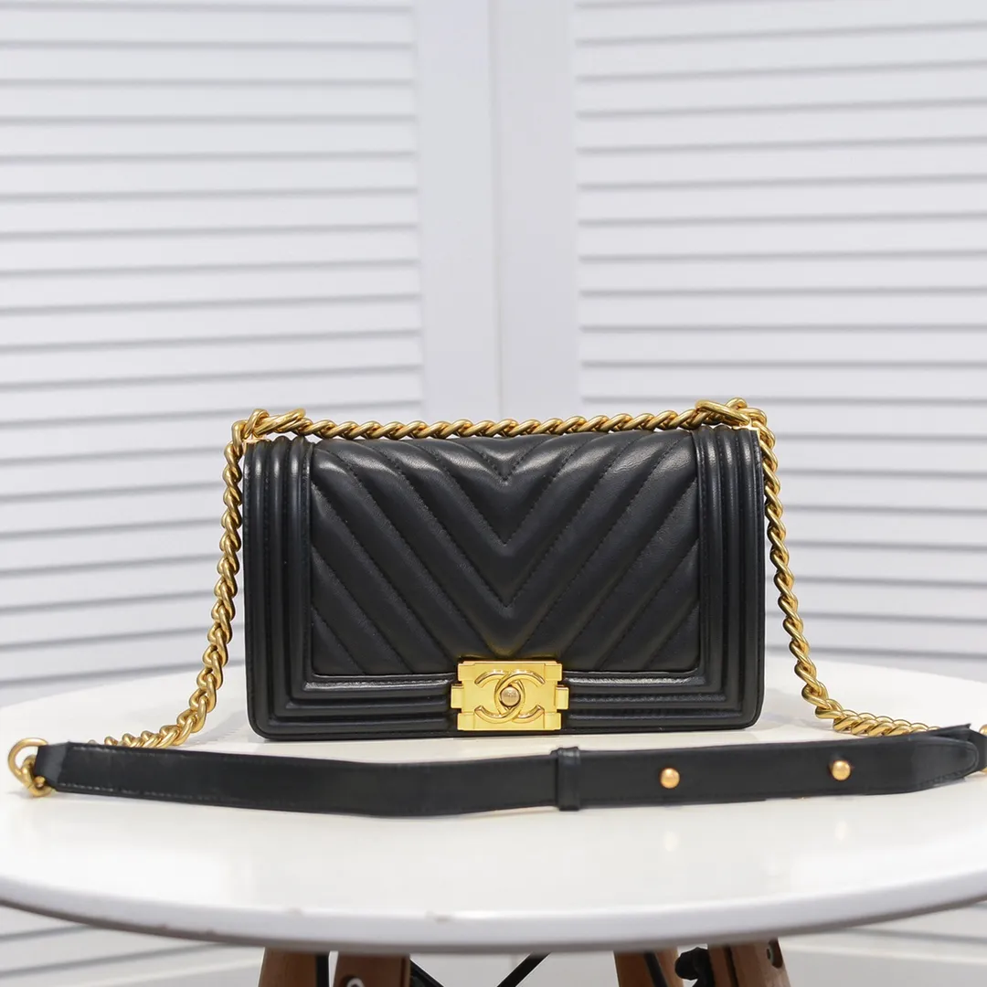 💰420￥ (Full sheepskin with original hardware) [Smile] Chanel Chanel 👑 Lambskin [Lightning] Thickened electroplated hardware accessories 🌈 The workmanship is comparable to the original order 💪 The bottom can be pinched and rebounded without trace, absolutely spot-on and real-life, fashionable and durable 💪💪 High-end quality, no pressure in and out of the drill cabinet 💏, size 25*15*8cm, style number: 67086V grid