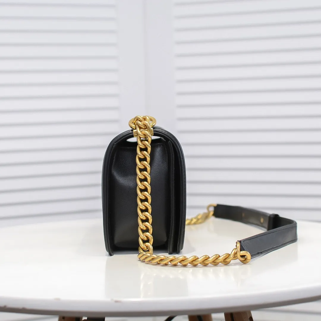 💰420￥ (Full sheepskin with original hardware) [Smile] Chanel Chanel 👑 Lambskin [Lightning] Thickened electroplated hardware accessories 🌈 The workmanship is comparable to the original order 💪 The bottom can be pinched and rebounded without trace, absolutely spot-on and real-life, fashionable and durable 💪💪 High-end quality, no pressure in and out of the drill cabinet 💏, size 25*15*8cm, style number: 67086V grid