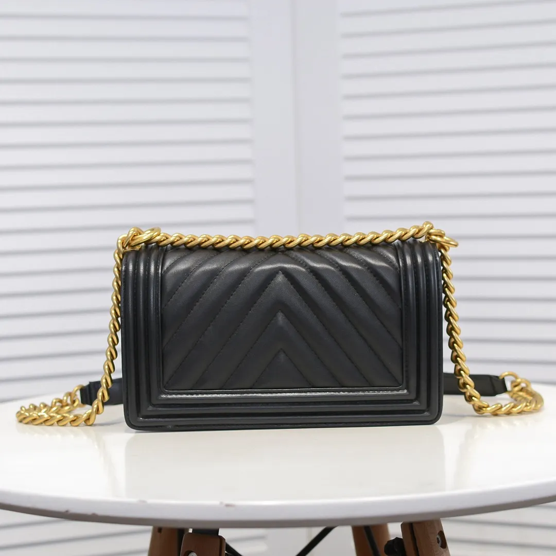💰420￥ (Full sheepskin with original hardware) [Smile] Chanel Chanel 👑 Lambskin [Lightning] Thickened electroplated hardware accessories 🌈 The workmanship is comparable to the original order 💪 The bottom can be pinched and rebounded without trace, absolutely spot-on and real-life, fashionable and durable 💪💪 High-end quality, no pressure in and out of the drill cabinet 💏, size 25*15*8cm, style number: 67086V grid