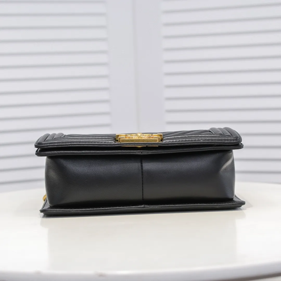 💰420￥ (Full sheepskin with original hardware) [Smile] Chanel Chanel 👑 Lambskin [Lightning] Thickened electroplated hardware accessories 🌈 The workmanship is comparable to the original order 💪 The bottom can be pinched and rebounded without trace, absolutely spot-on and real-life, fashionable and durable 💪💪 High-end quality, no pressure in and out of the drill cabinet 💏, size 25*15*8cm, style number: 67086V grid