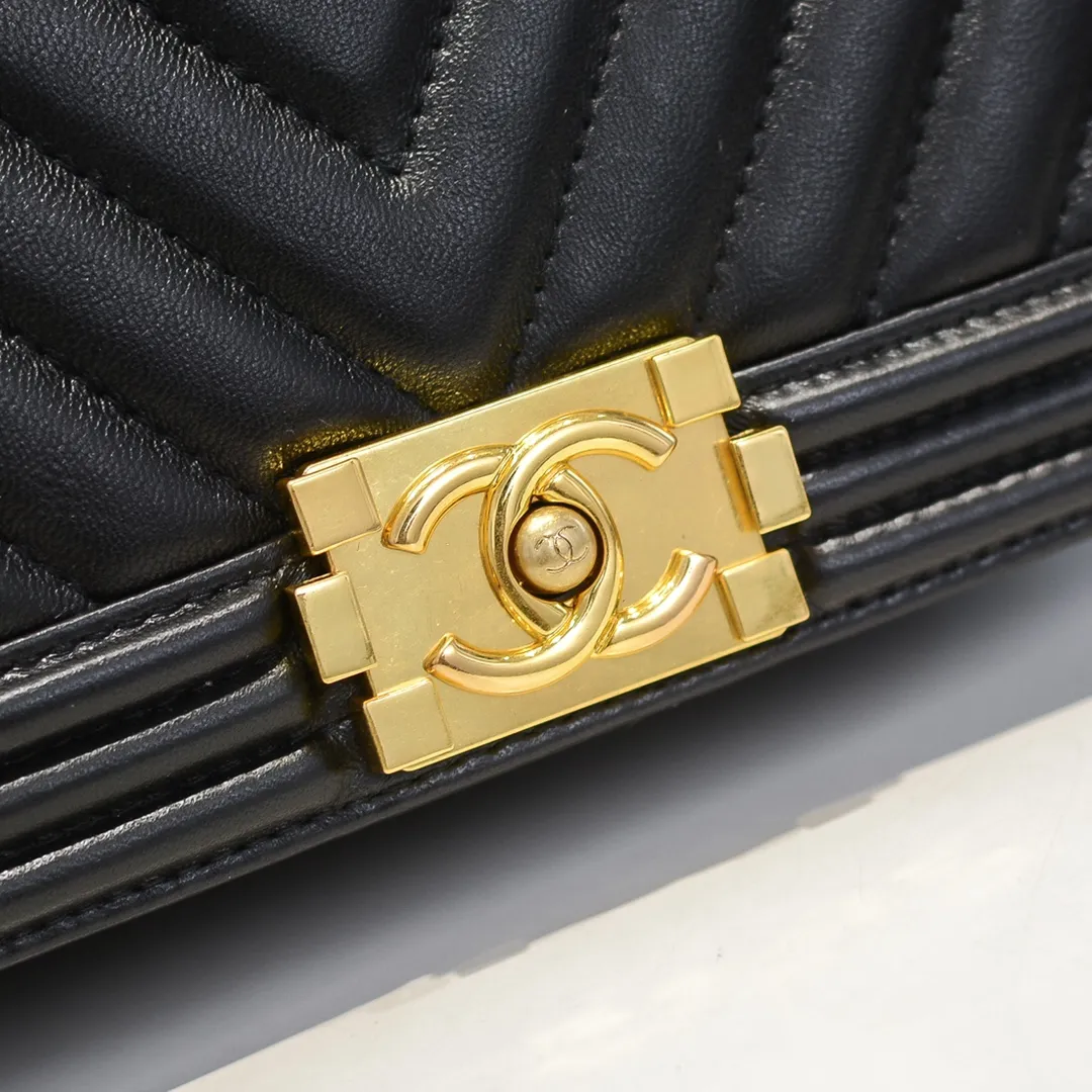 💰420￥ (Full sheepskin with original hardware) [Smile] Chanel Chanel 👑 Lambskin [Lightning] Thickened electroplated hardware accessories 🌈 The workmanship is comparable to the original order 💪 The bottom can be pinched and rebounded without trace, absolutely spot-on and real-life, fashionable and durable 💪💪 High-end quality, no pressure in and out of the drill cabinet 💏, size 25*15*8cm, style number: 67086V grid