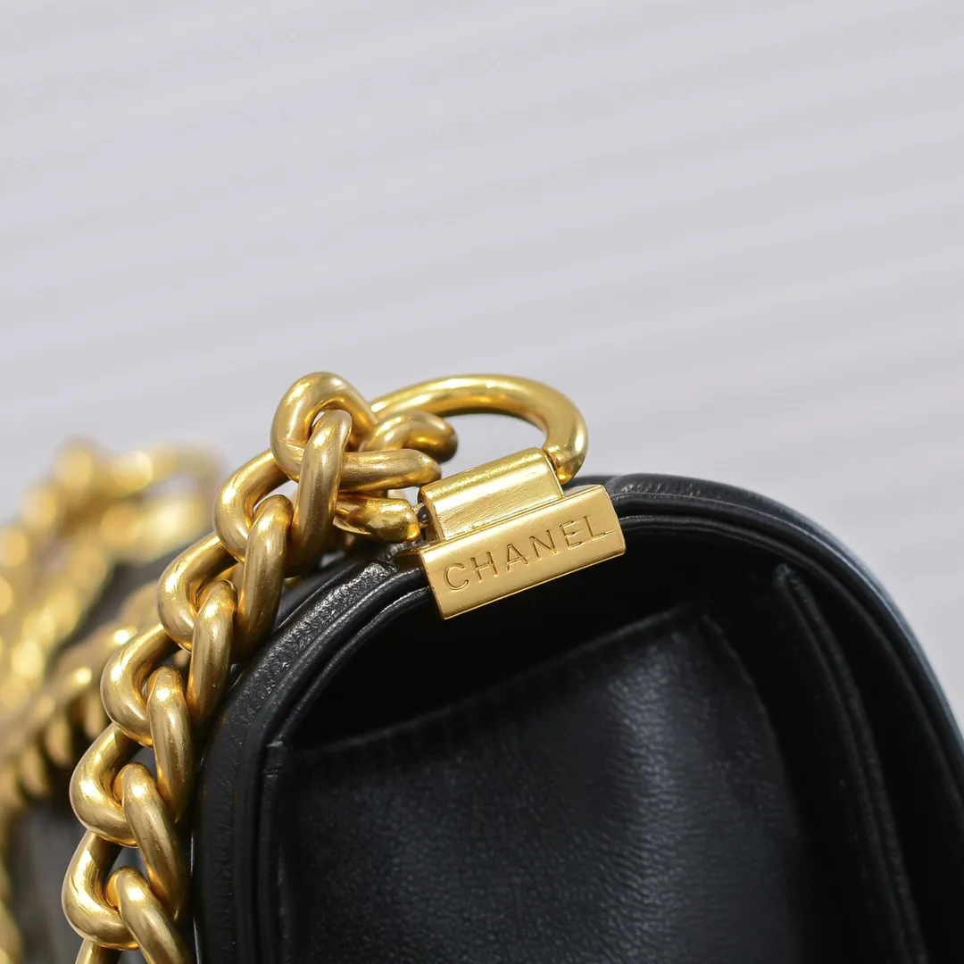 💰420￥ (Full sheepskin with original hardware) [Smile] Chanel Chanel 👑 Lambskin [Lightning] Thickened electroplated hardware accessories 🌈 The workmanship is comparable to the original order 💪 The bottom can be pinched and rebounded without trace, absolutely spot-on and real-life, fashionable and durable 💪💪 High-end quality, no pressure in and out of the drill cabinet 💏, size 25*15*8cm, style number: 67086V grid