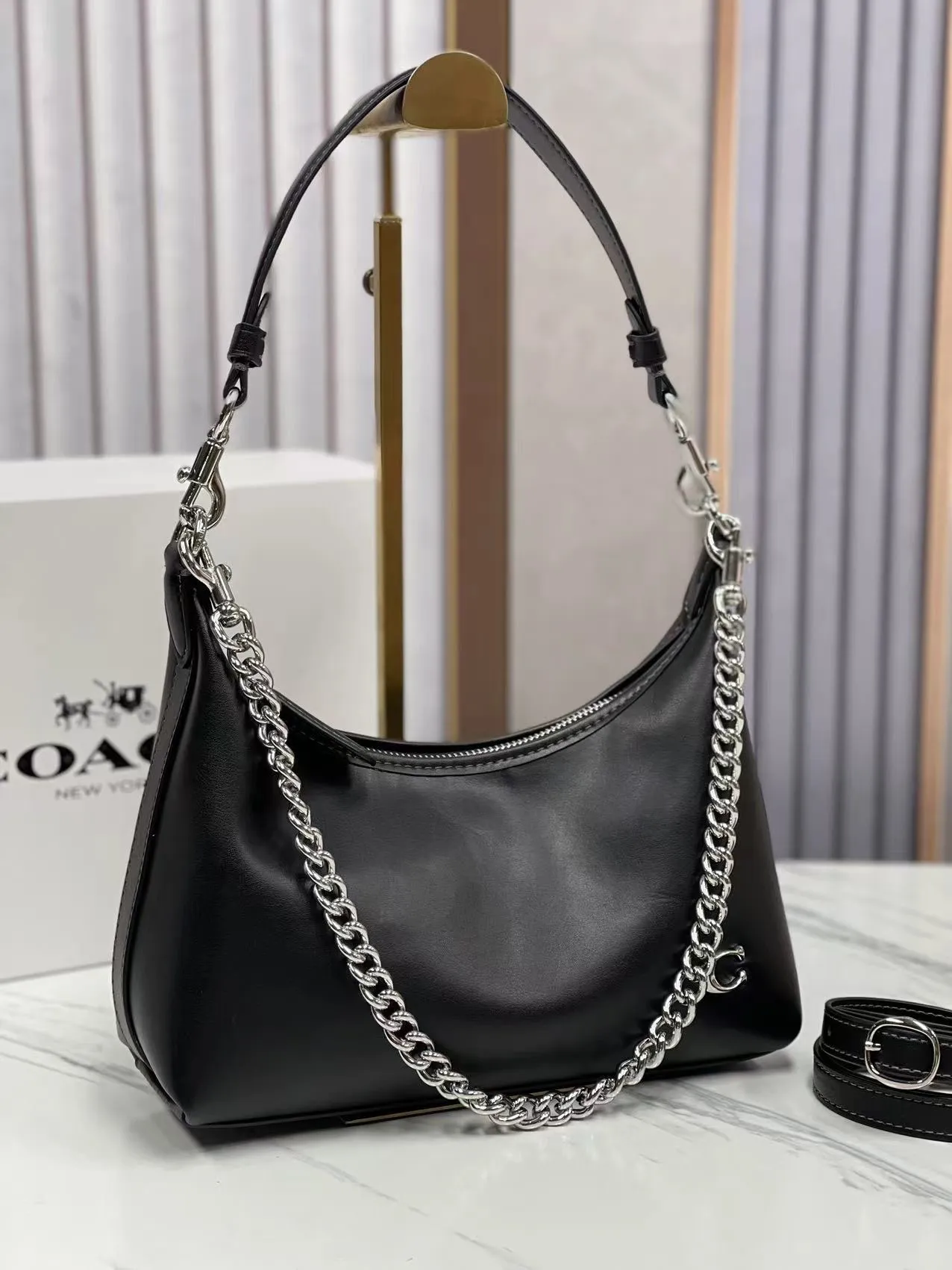 Top original order batch 440💰 coach new model CW640 Juliet Shoulder with cowhide texture, super simple and elegant style, I love it so much, it is made of ultra-light material design, can be worn cross-body under the arm, the capacity is also very large, the umbrella can be put down, I like it very much. Size: 30·22·11.5