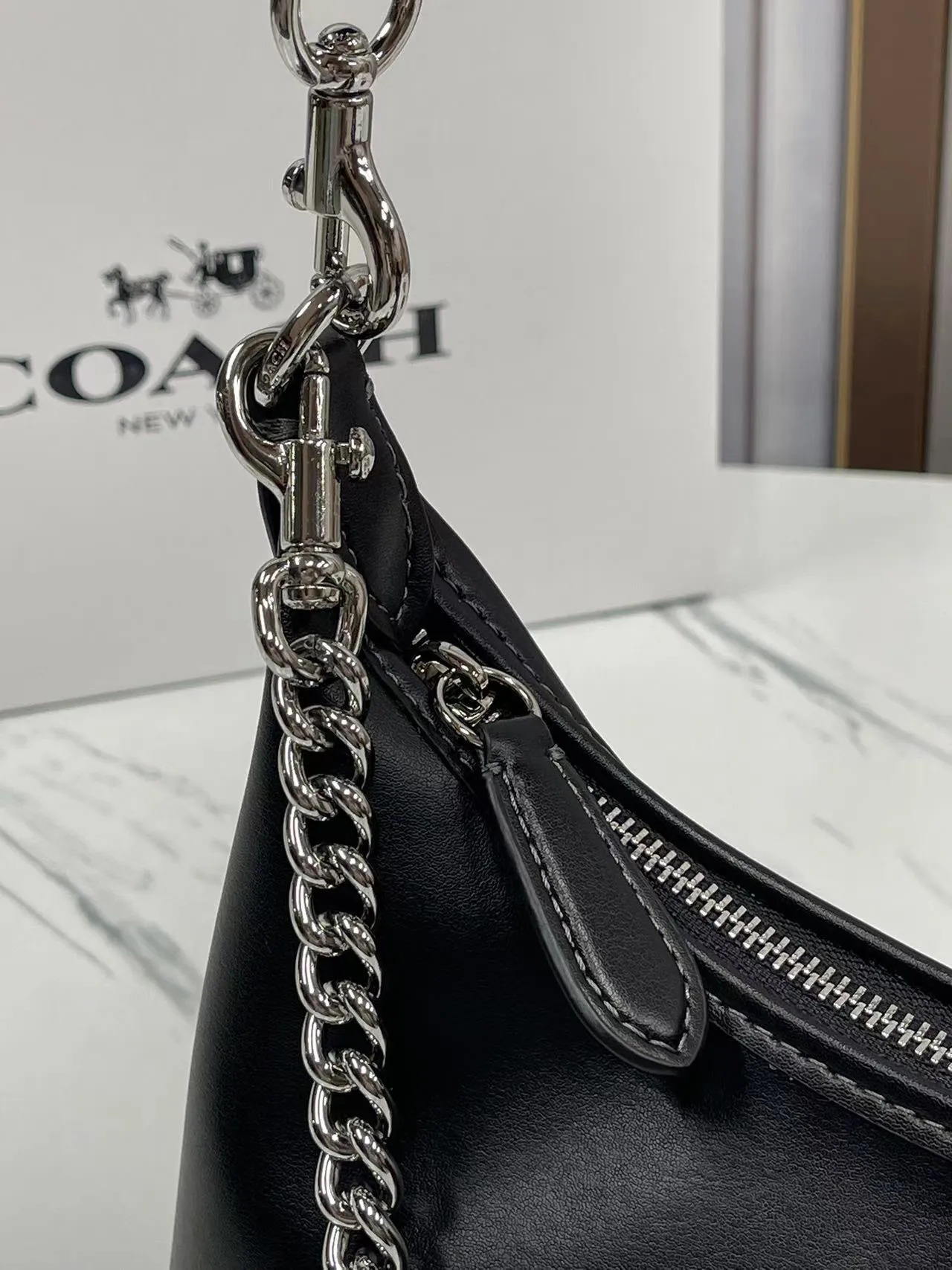 Top original order batch 440💰 coach new model CW640 Juliet Shoulder with cowhide texture, super simple and elegant style, I love it so much, it is made of ultra-light material design, can be worn cross-body under the arm, the capacity is also very large, the umbrella can be put down, I like it very much. Size: 30·22·11.5