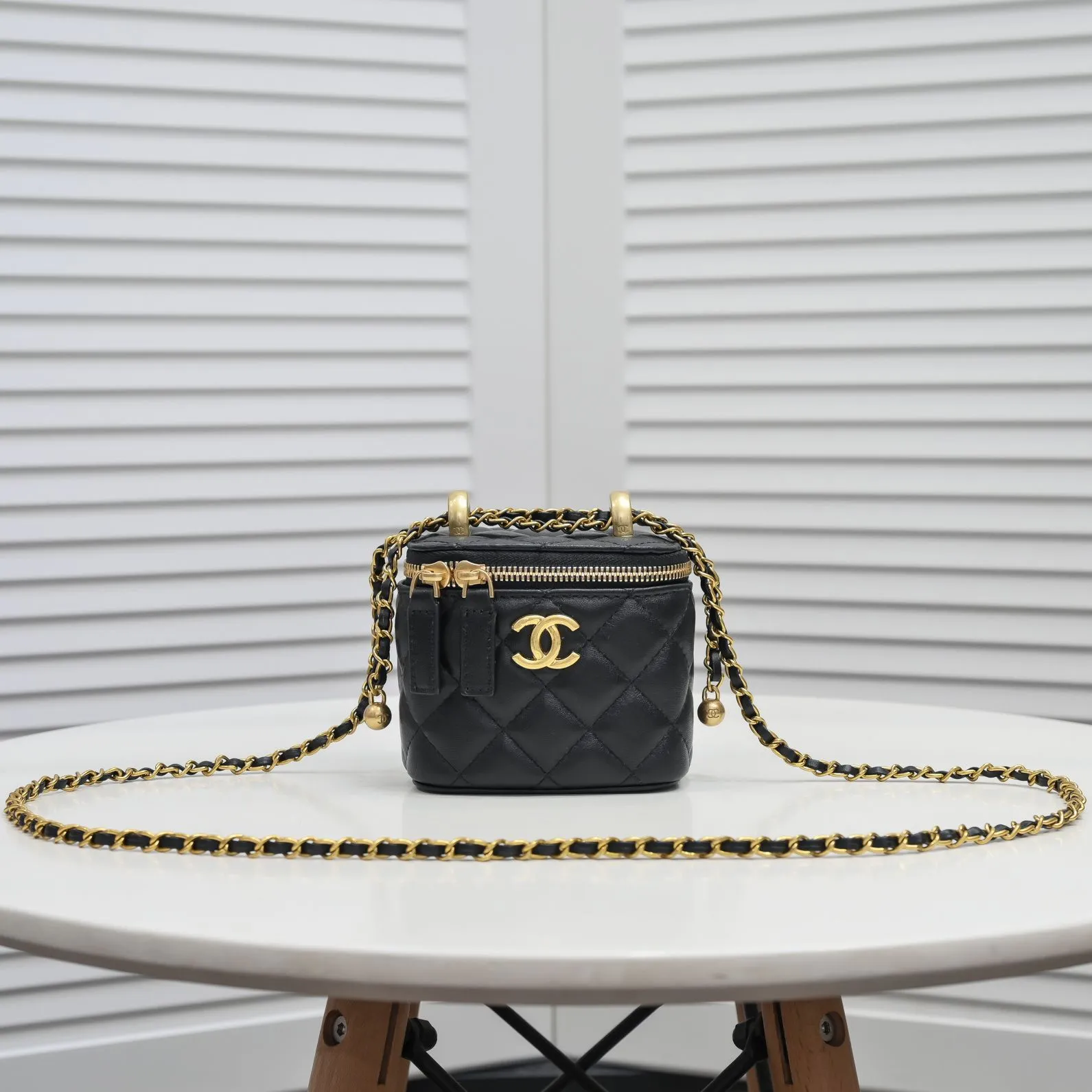 💰340￥Chanel 2021 Autumn and Winter New Product Portable Makeup Box Small Storage Box Original Hardware Adjustable Shoulder Strap Imported Sheepskin Open to retouch makeup when going out Close to adjust styling Can be used as a storage box even at home Lipstick, BB cream, foundation, tissue, everything can be stored Excellent upper body effect, super versatile Size: 11*8.5*7cm Style No.: 8103