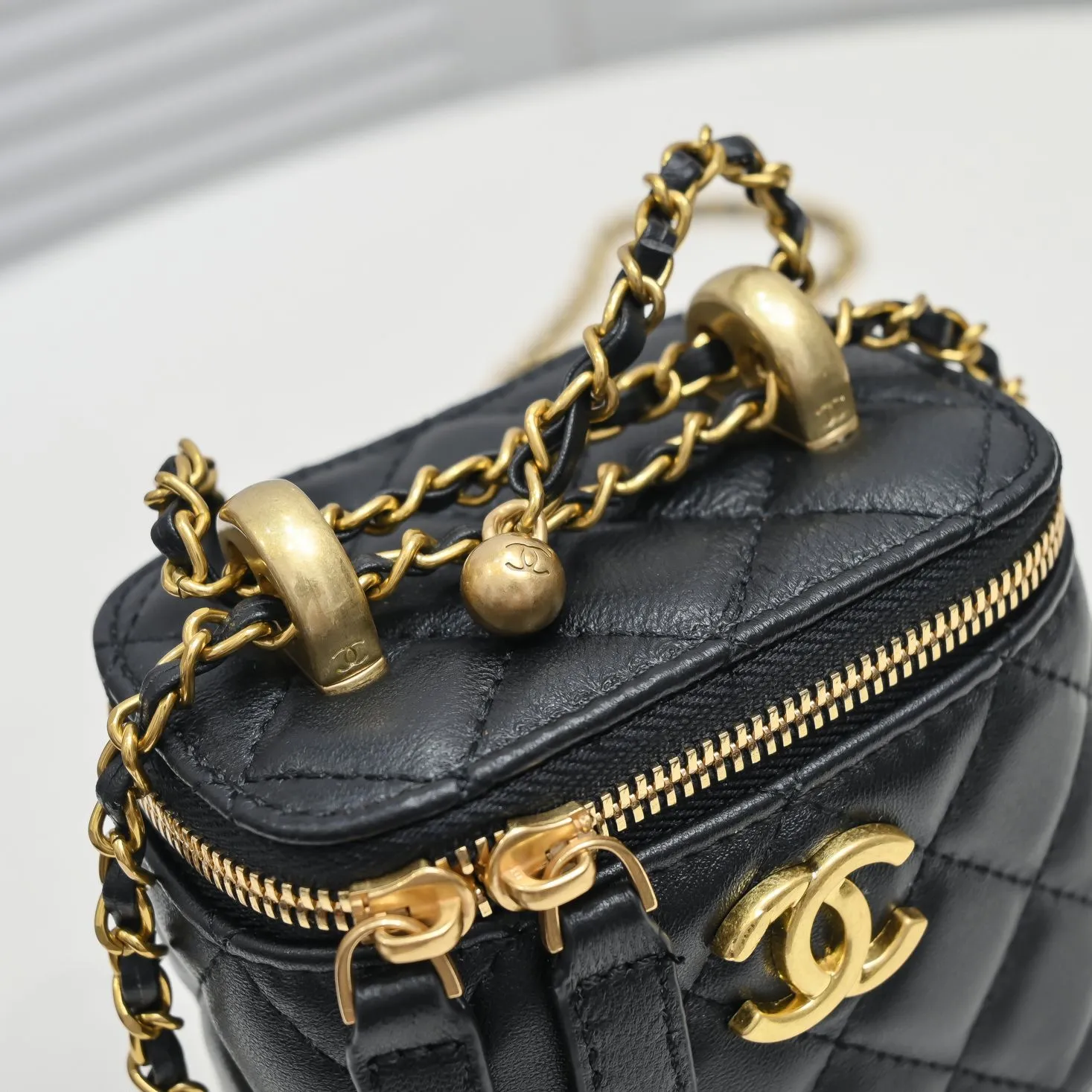💰340￥Chanel 2021 Autumn and Winter New Product Portable Makeup Box Small Storage Box Original Hardware Adjustable Shoulder Strap Imported Sheepskin Open to retouch makeup when going out Close to adjust styling Can be used as a storage box even at home Lipstick, BB cream, foundation, tissue, everything can be stored Excellent upper body effect, super versatile Size: 11*8.5*7cm Style No.: 8103