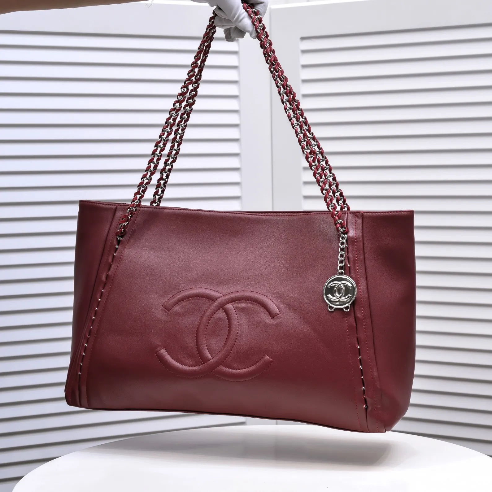 💰480￥Chanel new shopping bag in stock✨✨Chanl A2021 high-end handmade workshop new product tote bag shopping bag 🛍️Simple solid color large logo with woven hardware chain shoulder strap, with silver logo pendant, reflecting the characteristics of the entire bag. It will definitely become a Vintage style in the future! The cowhide leather is super soft, simple, low-key but luxurious, super large capacity, portable and shoulder-carryable! It can hold everything you need for daily outings. This is a perfect bag for holidays! I have to love it💅Model number: 9068 size 42x29cm
