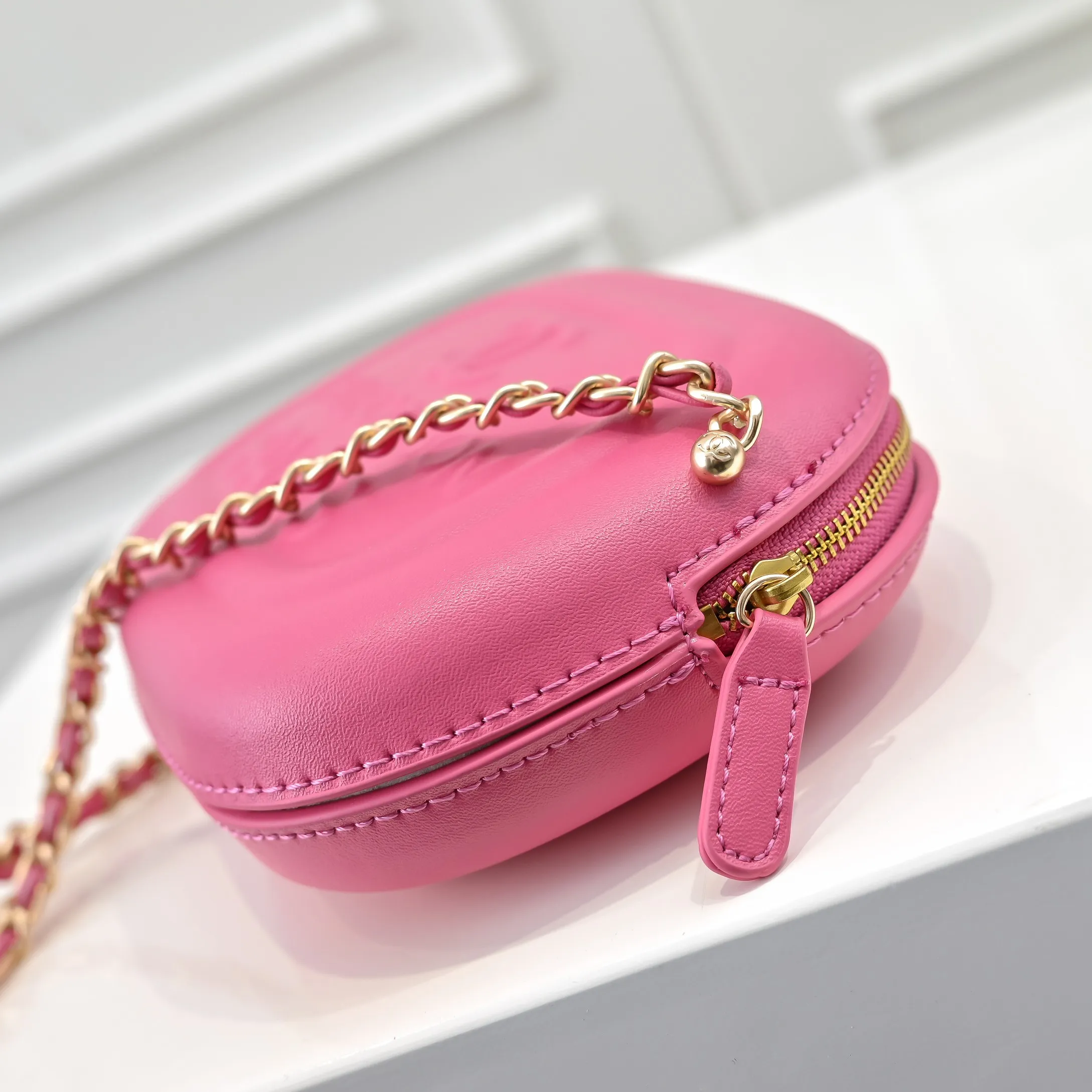 💰380￥CHANEL25C early spring vacation series. Gold fan camera bag. I love this one. The shape is the embossed character design style. I like the versatile object. It is really wow. It is so beautiful. It is a Xiangjia bag that looks small but can hold mobile phone keys, lipstick, powder, card, money, and is just the finishing touch to the whole body look. Size: 18x13cm, style number: 669