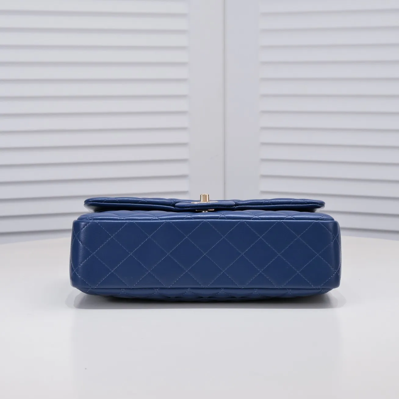 💰400￥Dark blue Chanel🔥Exclusive quality real shot shipment✈️Official website updated simultaneously👑Chanel sheep pattern classic style with original hardware, summer style is coming💋CHANEL ‼ ️Crossbody bag, sheepskin with red lining🌸‼ ️ 🙈Fashion new favorite🙈 Size: 25.5*16*6.5. Style number: 1112 sheepskin