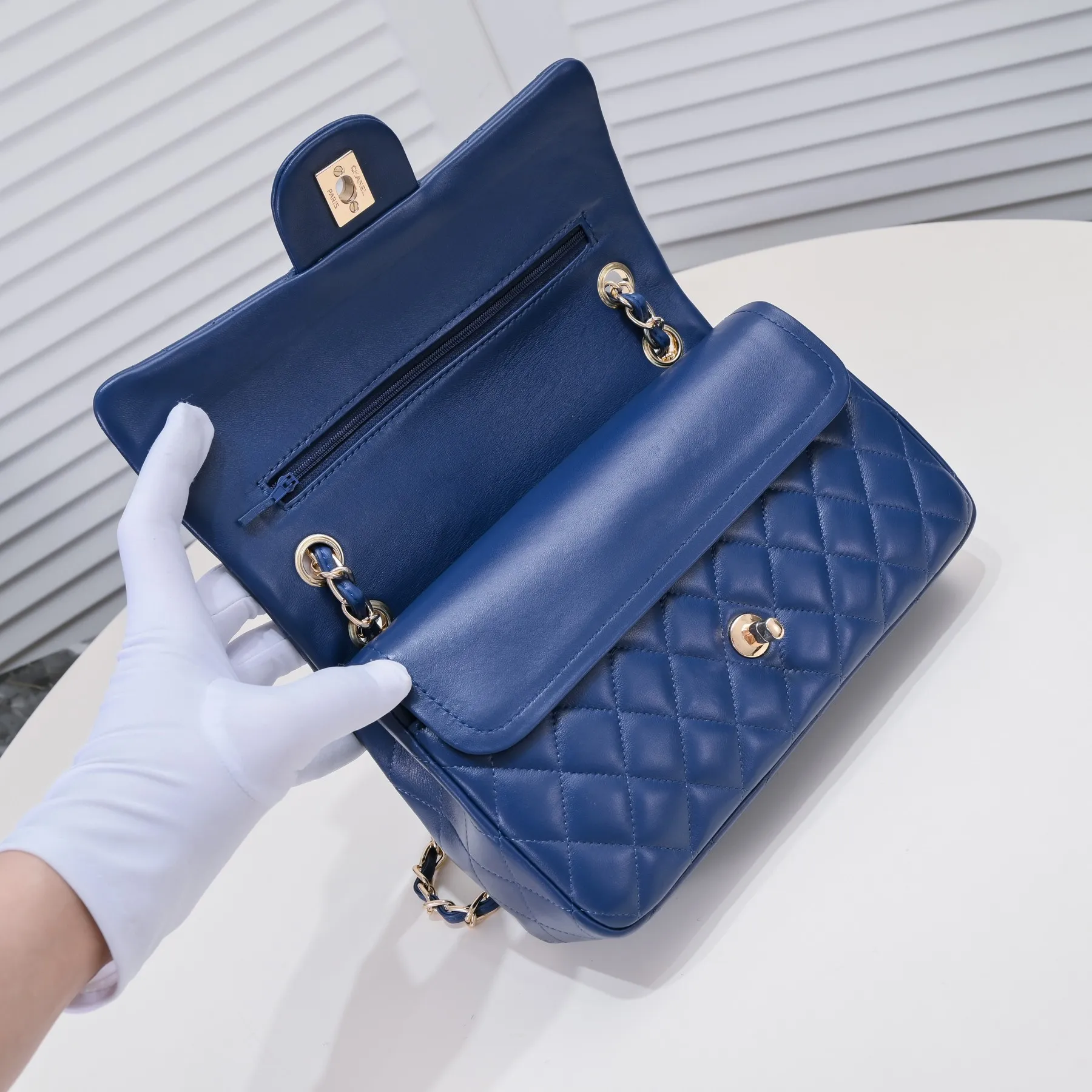 💰400￥Dark blue Chanel🔥Exclusive quality real shot shipment✈️Official website updated simultaneously👑Chanel sheep pattern classic style with original hardware, summer style is coming💋CHANEL ‼ ️Crossbody bag, sheepskin with red lining🌸‼ ️ 🙈Fashion new favorite🙈 Size: 25.5*16*6.5. Style number: 1112 sheepskin