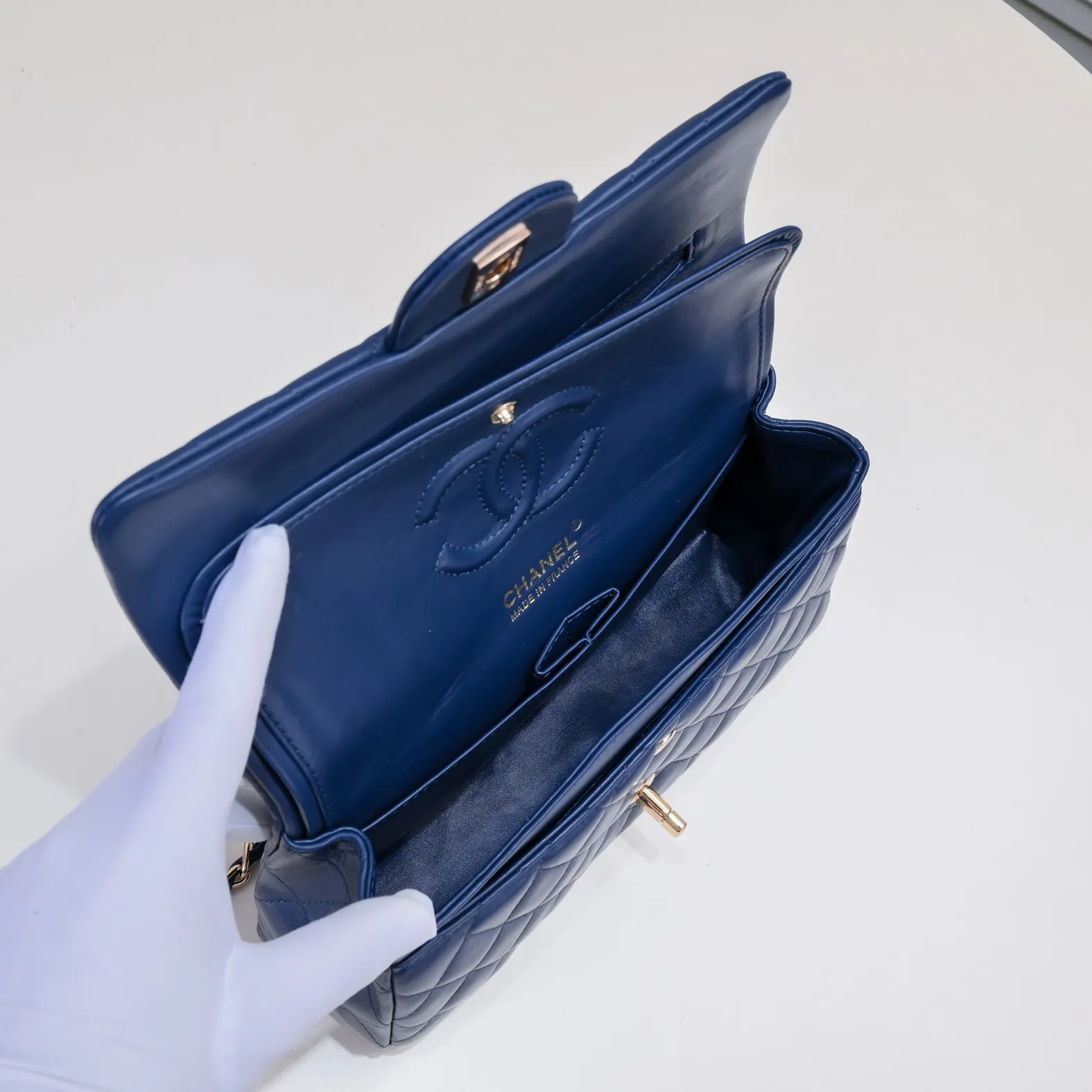 💰400￥Dark blue Chanel🔥Exclusive quality real shot shipment✈️Official website updated simultaneously👑Chanel sheep pattern classic style with original hardware, summer style is coming💋CHANEL ‼ ️Crossbody bag, sheepskin with red lining🌸‼ ️ 🙈Fashion new favorite🙈 Size: 25.5*16*6.5. Style number: 1112 sheepskin