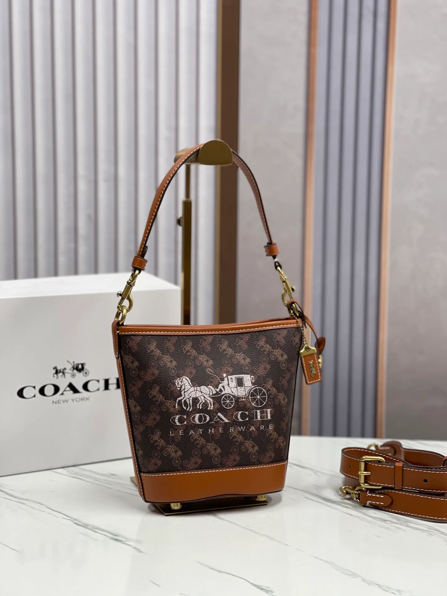 Top original order, batch 440💰Coach's new bucket bag CJ828 can be worn under the arm or across the body. It has a compact and exquisite appearance and ample internal space. It is a must-have bucket bag for everyone. It is also a must-have item for commuting. Size 15.5/19/8