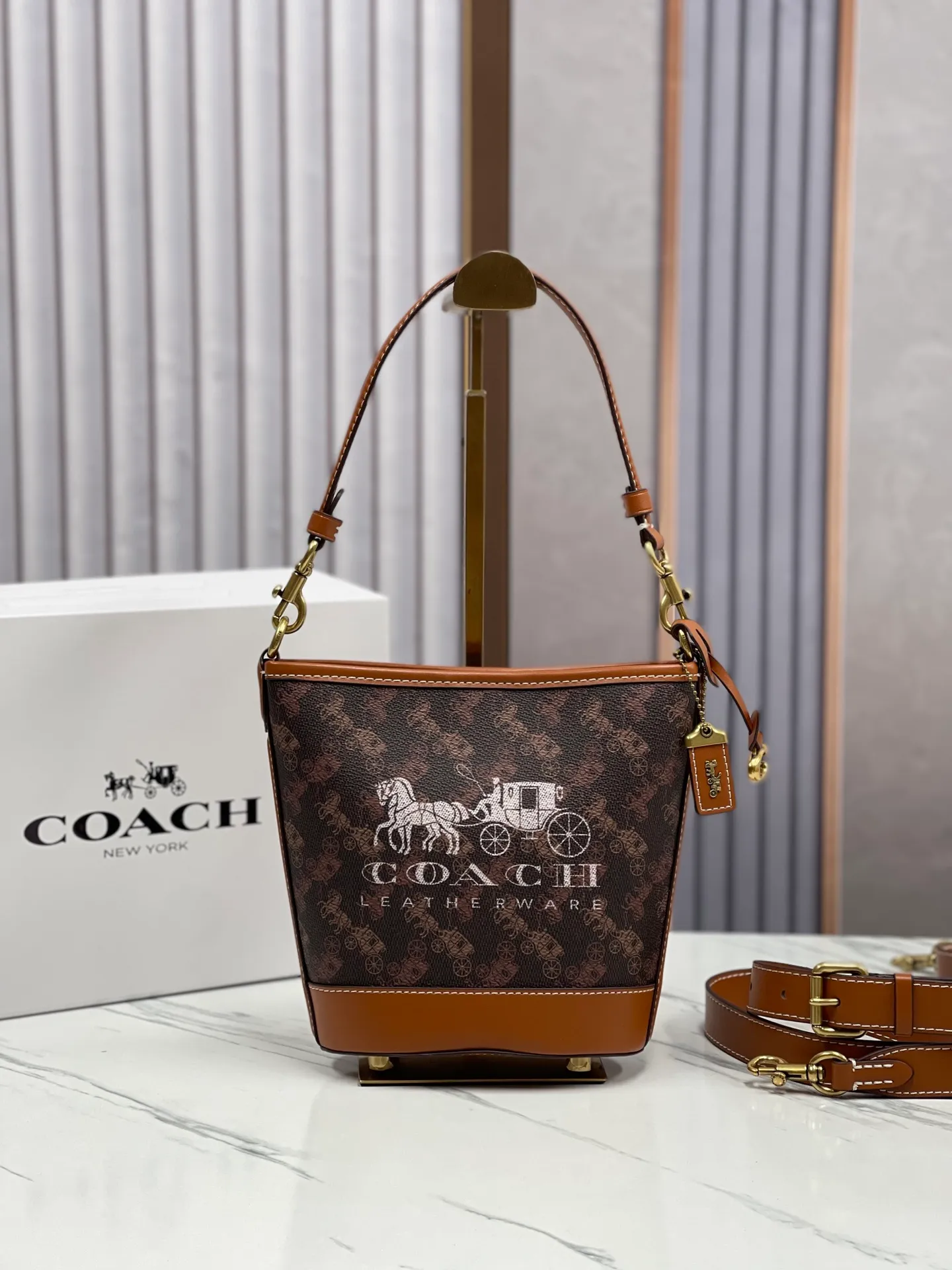 Top original order, batch 440💰Coach's new bucket bag CJ828 can be worn under the arm or across the body. It has a compact and exquisite appearance and ample internal space. It is a must-have bucket bag for everyone. It is also a must-have item for commuting. Size 15.5/19/8