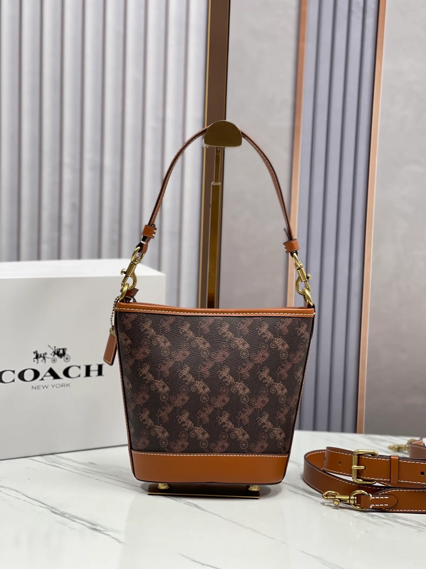 Top original order, batch 440💰Coach's new bucket bag CJ828 can be worn under the arm or across the body. It has a compact and exquisite appearance and ample internal space. It is a must-have bucket bag for everyone. It is also a must-have item for commuting. Size 15.5/19/8
