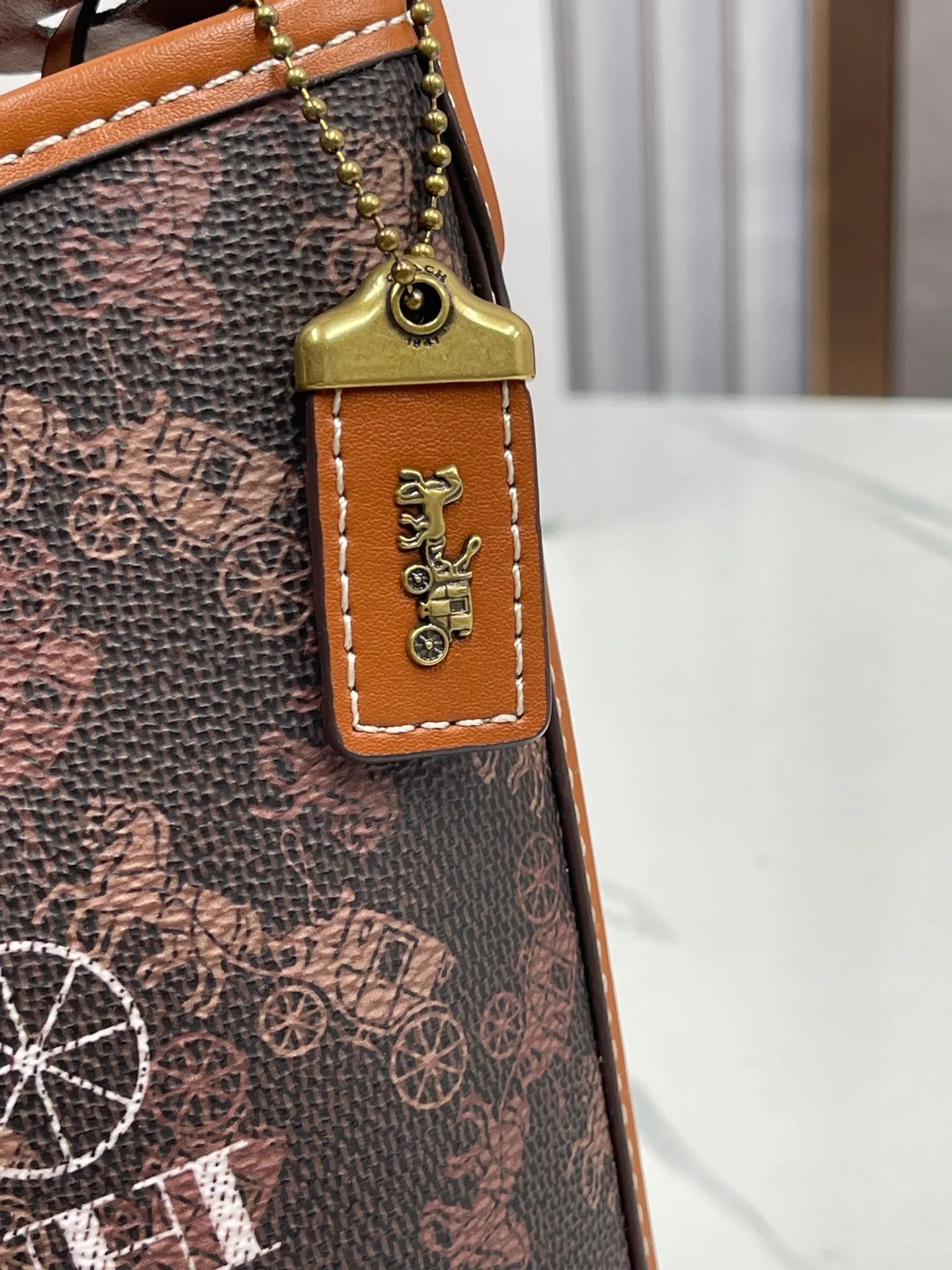 Top original order, batch 440💰Coach's new bucket bag CJ828 can be worn under the arm or across the body. It has a compact and exquisite appearance and ample internal space. It is a must-have bucket bag for everyone. It is also a must-have item for commuting. Size 15.5/19/8