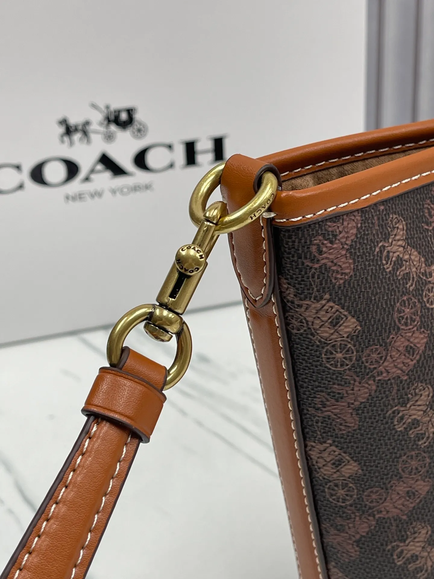 Top original order, batch 440💰Coach's new bucket bag CJ828 can be worn under the arm or across the body. It has a compact and exquisite appearance and ample internal space. It is a must-have bucket bag for everyone. It is also a must-have item for commuting. Size 15.5/19/8
