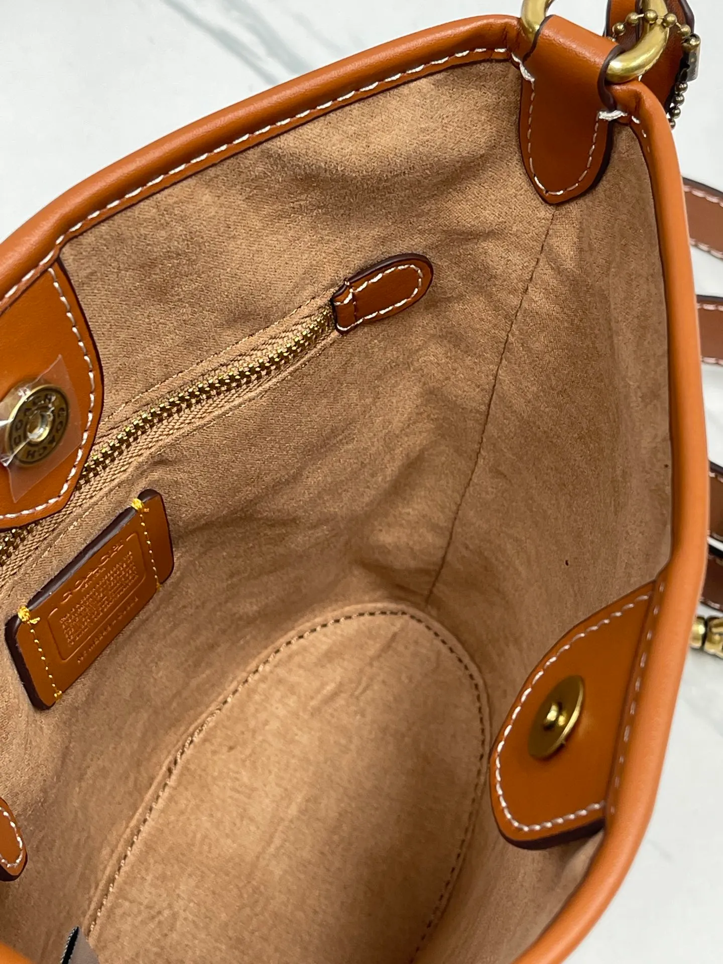 Top original order, batch 440💰Coach's new bucket bag CJ828 can be worn under the arm or across the body. It has a compact and exquisite appearance and ample internal space. It is a must-have bucket bag for everyone. It is also a must-have item for commuting. Size 15.5/19/8