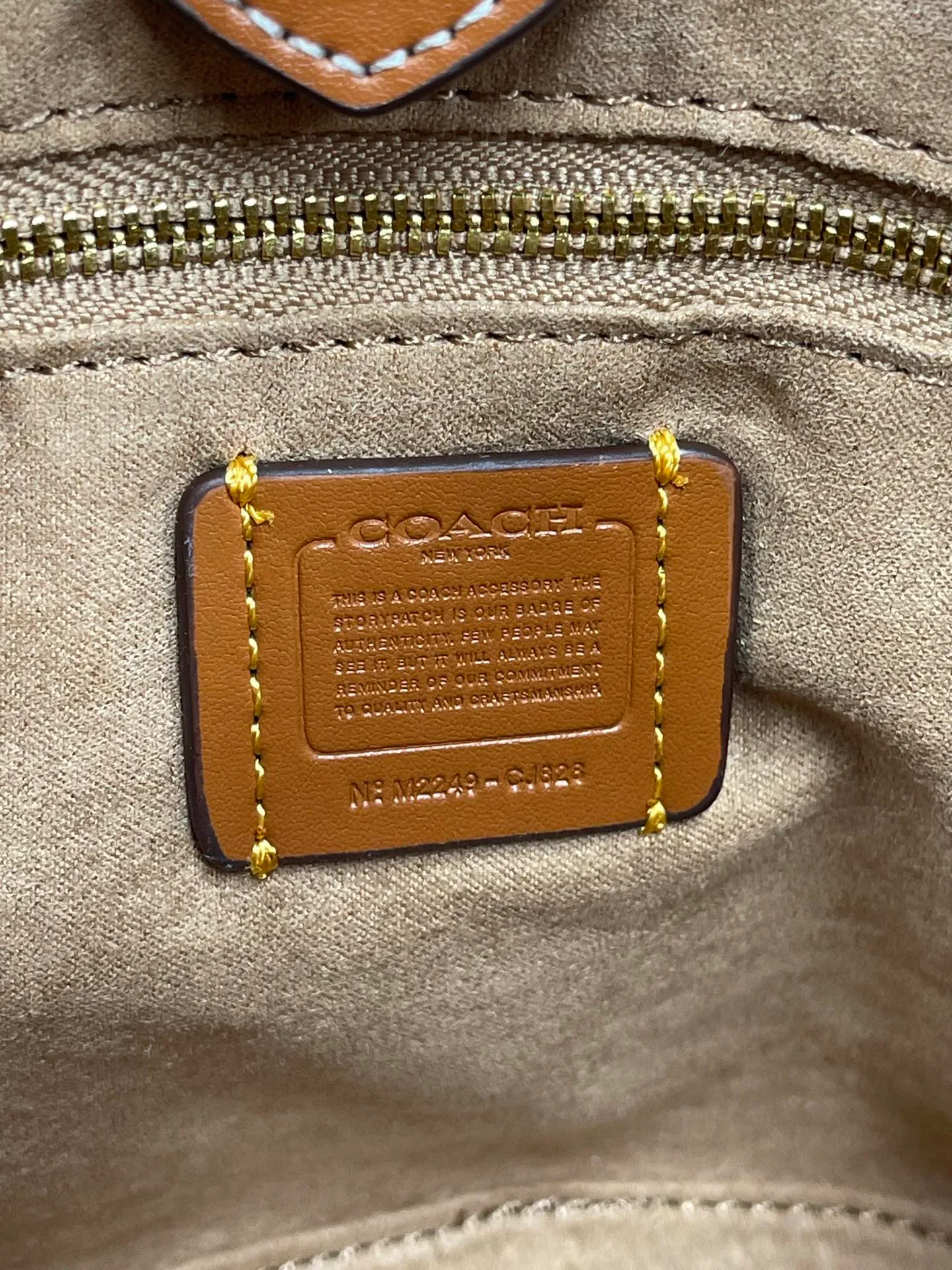 Top original order, batch 440💰Coach's new bucket bag CJ828 can be worn under the arm or across the body. It has a compact and exquisite appearance and ample internal space. It is a must-have bucket bag for everyone. It is also a must-have item for commuting. Size 15.5/19/8