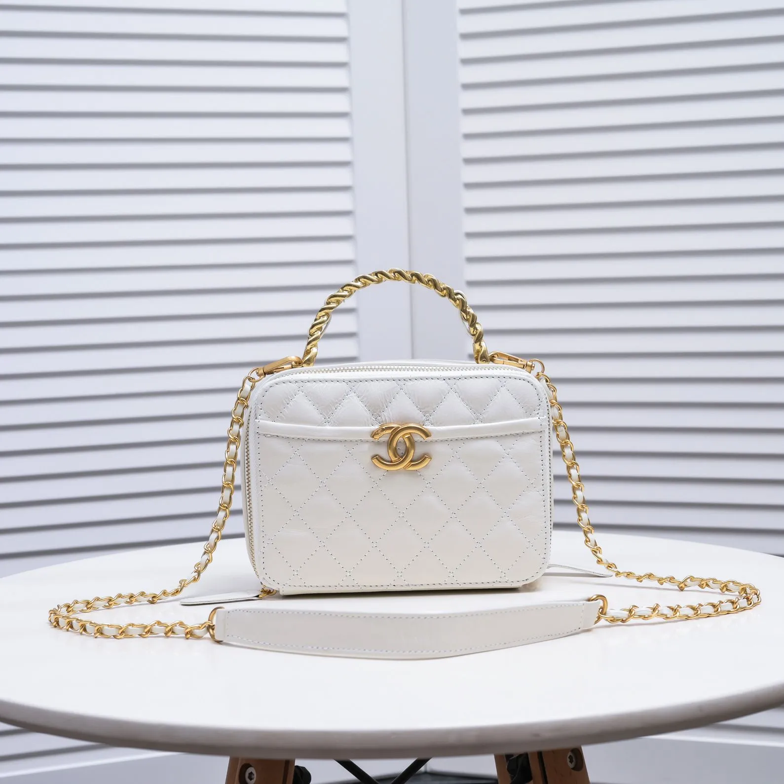 💰420￥Large size👑Chanel 2021 latest large and small camera bags are shipped! The double-zipper handheld camera bag is on sale now; it is made of imported top-layer oil-waxed calfskin. It has a strong sense of light. The leather chain-shaped handle has a retro style, and the compartment design is destined to have extraordinary capacity; it is super easy to store. It combines sophistication and fashion, and it is also great to use as a cosmetic case! Size: Large 13.5*18.5x7.5cm Style number: 9055