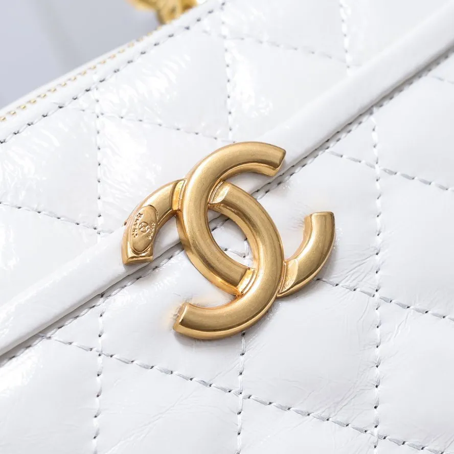 💰420￥Large size👑Chanel 2021 latest large and small camera bags are shipped! The double-zipper handheld camera bag is on sale now; it is made of imported top-layer oil-waxed calfskin. It has a strong sense of light. The leather chain-shaped handle has a retro style, and the compartment design is destined to have extraordinary capacity; it is super easy to store. It combines sophistication and fashion, and it is also great to use as a cosmetic case! Size: Large 13.5*18.5x7.5cm Style number: 9055