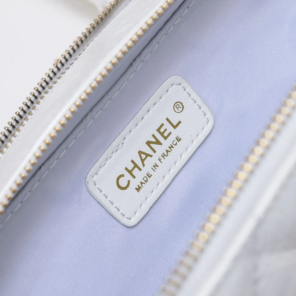 💰420￥Large size👑Chanel 2021 latest large and small camera bags are shipped! The double-zipper handheld camera bag is on sale now; it is made of imported top-layer oil-waxed calfskin. It has a strong sense of light. The leather chain-shaped handle has a retro style, and the compartment design is destined to have extraordinary capacity; it is super easy to store. It combines sophistication and fashion, and it is also great to use as a cosmetic case! Size: Large 13.5*18.5x7.5cm Style number: 9055