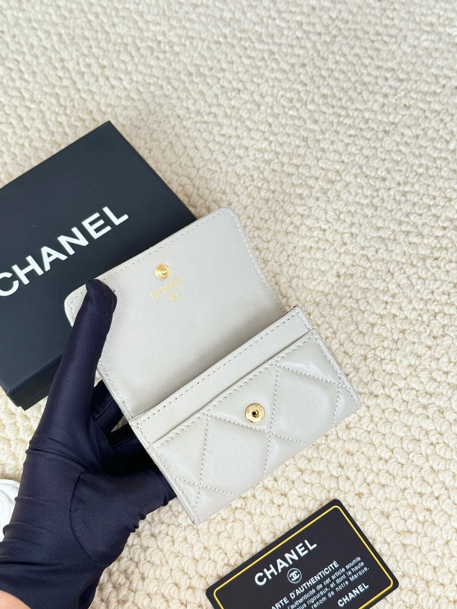 💰130 model number AP3610 CHANEL new flap coin purse. This year’s latest logo is paired with rhombus, lambskin and retro hardware... This card holder has a large capacity. It can hold about 1,000 yuan at a 20% discount of 100 yuan, and it can also hold 2.3 cards, which is very practical! Size 11*8.5*3cm