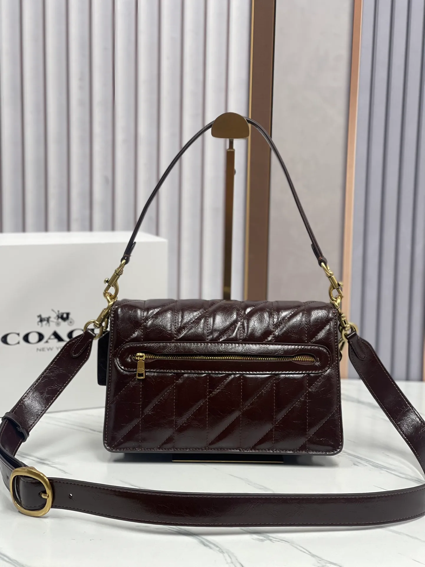 P520💰Coach’s new chaintabby model CAF55 oil-waxed cowhide. The inner compartment is added and the cover is soft and casual. Multi-layered super packaging. Super practical. Three shoulder straps and chains can create a variety of styles. Size 26: 16.5*8.5