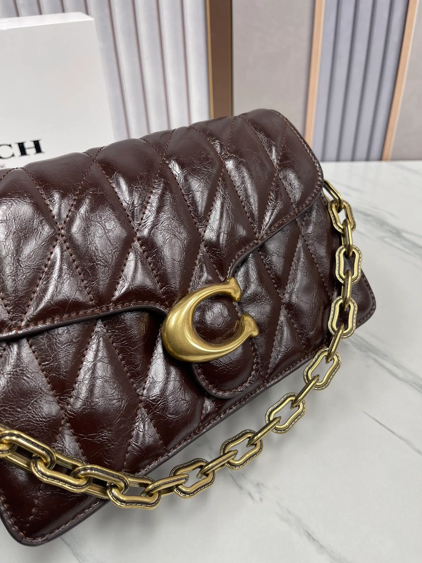 P520💰Coach’s new chaintabby model CAF55 oil-waxed cowhide. The inner compartment is added and the cover is soft and casual. Multi-layered super packaging. Super practical. Three shoulder straps and chains can create a variety of styles. Size 26: 16.5*8.5