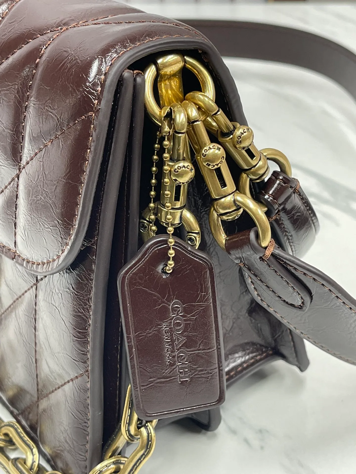 P520💰Coach’s new chaintabby model CAF55 oil-waxed cowhide. The inner compartment is added and the cover is soft and casual. Multi-layered super packaging. Super practical. Three shoulder straps and chains can create a variety of styles. Size 26: 16.5*8.5