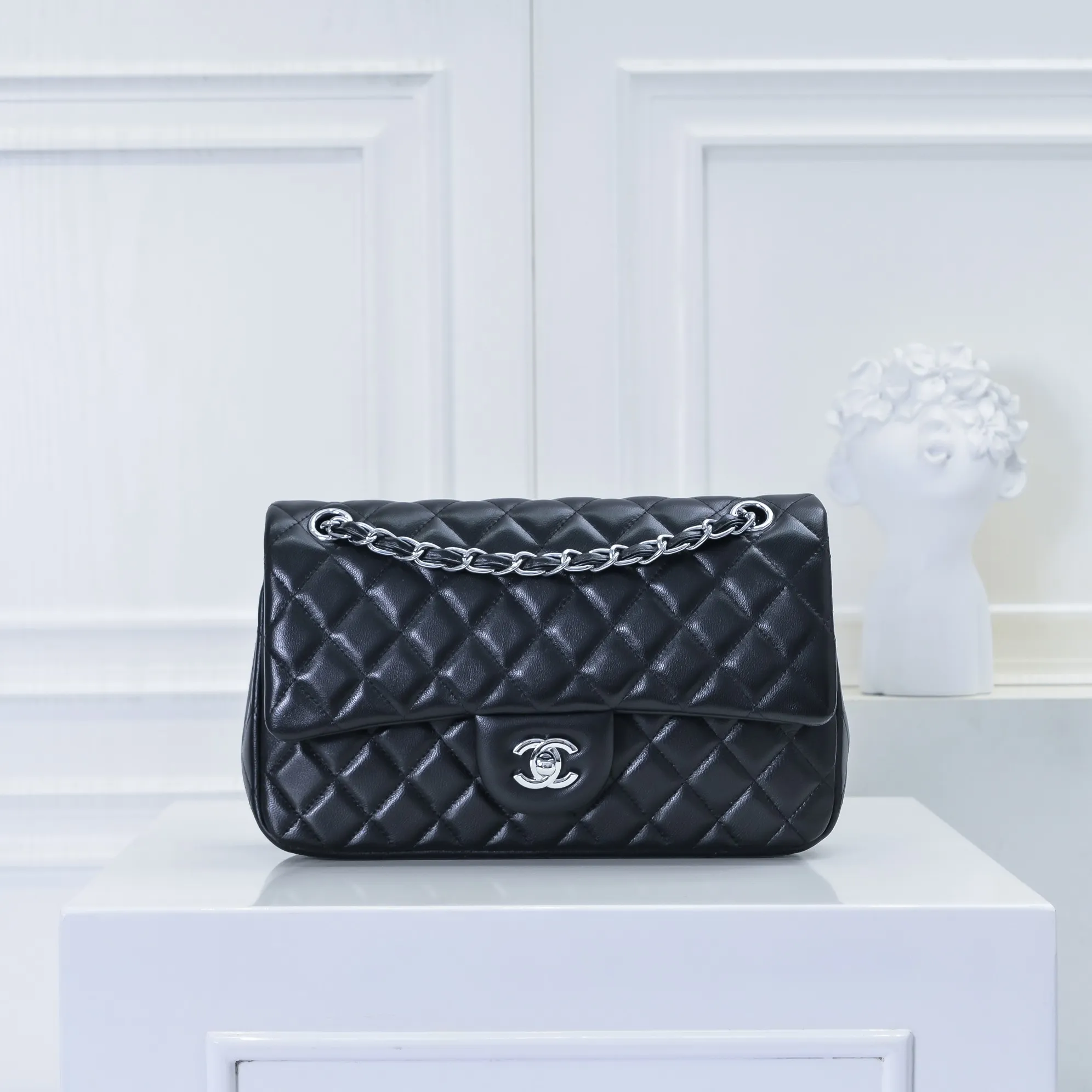 💰420￥Chanel🔥Exclusive quality real shot shipment✈️Official website updated simultaneously👑Chanel sheep pattern classic style with original hardware, summer style is coming💋CHANEL ‼ ️Crossbody bag, sheepskin with red lining🌸‼ ️ 🙈Fashion new favorite🙈 Size: 25.5*16*6.5. Style number: 1112 sheepskin