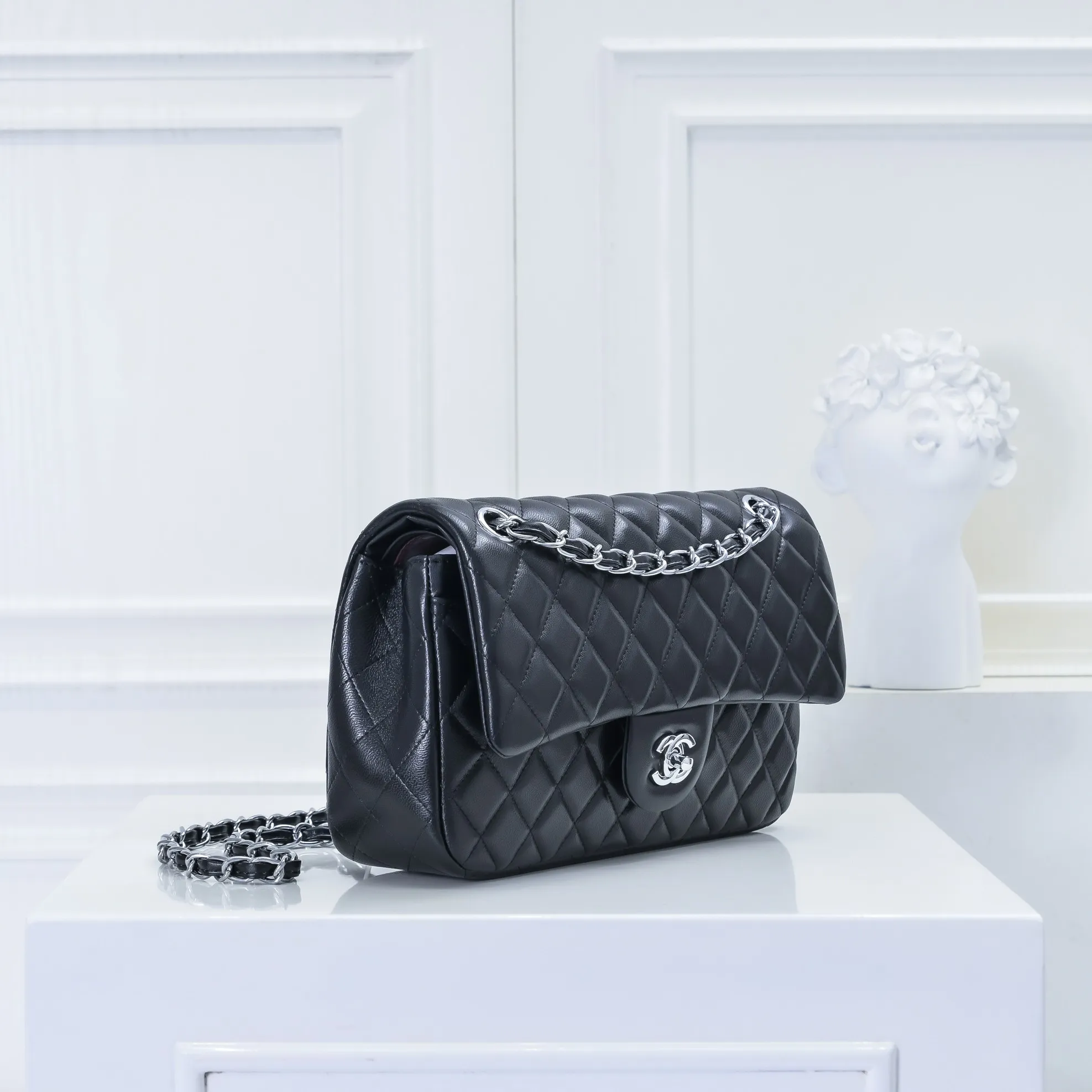 💰420￥Chanel🔥Exclusive quality real shot shipment✈️Official website updated simultaneously👑Chanel sheep pattern classic style with original hardware, summer style is coming💋CHANEL ‼ ️Crossbody bag, sheepskin with red lining🌸‼ ️ 🙈Fashion new favorite🙈 Size: 25.5*16*6.5. Style number: 1112 sheepskin