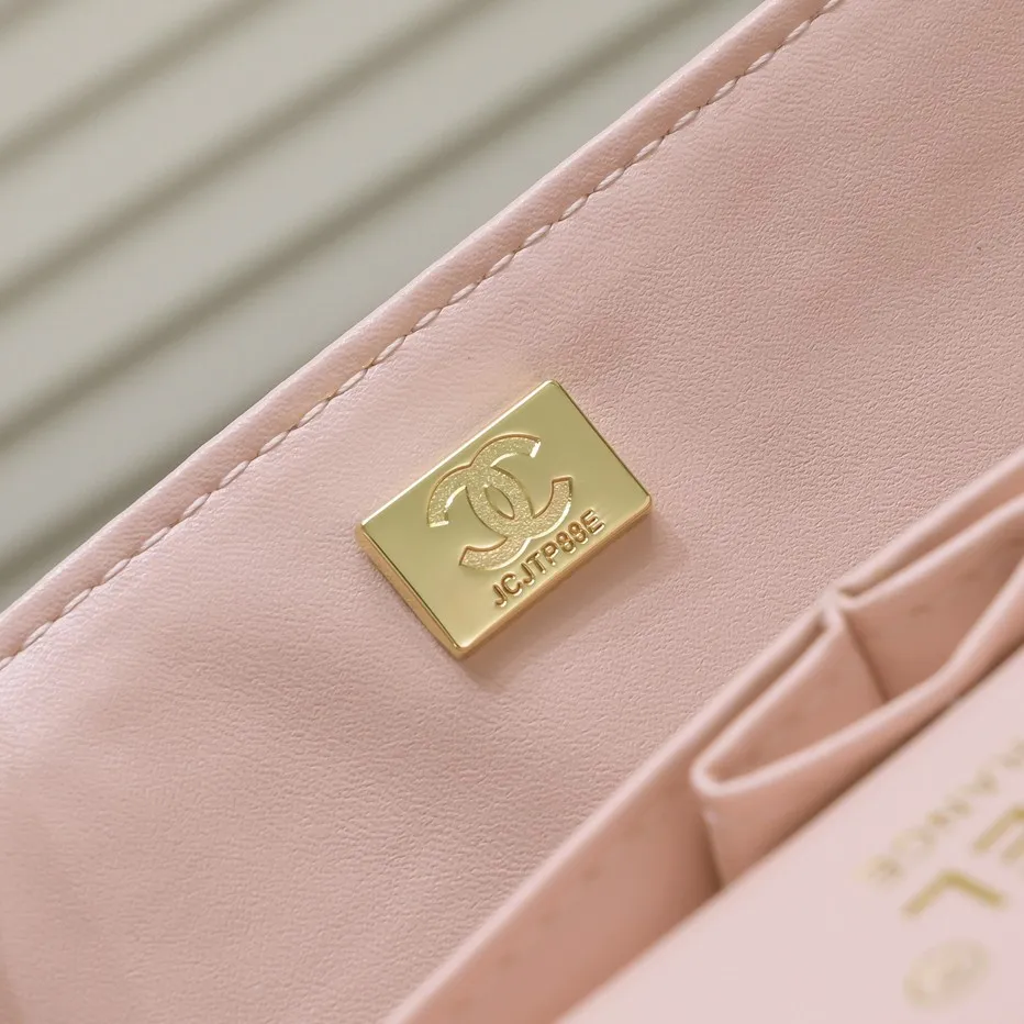 💰400￥Pink Chanel🔥Exclusive quality real shot shipment✈️Official website updated simultaneously👑Chanel sheep pattern classic style with original hardware, summer style is coming💋CHANEL ‼ ️Crossbody bag, sheepskin with red lining🌸‼ ️ 🙈Fashion new favorite🙈 Size: 25.5*16*6.5. Style number: 1112 sheepskin