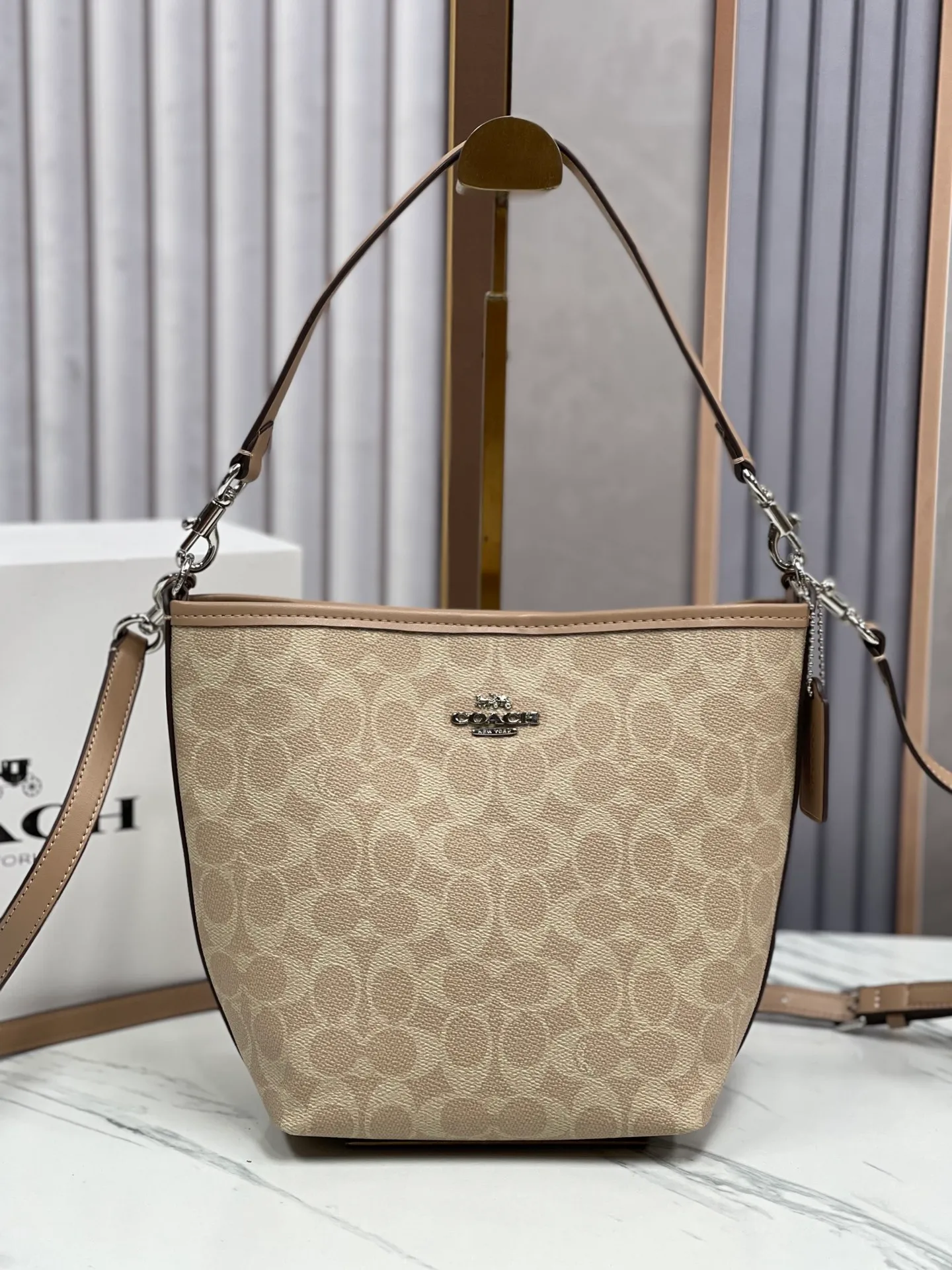 P380¥Coach's new model CT800 City Bucket bucket bag comes in 4 colors. It is the most casual bucket bag. It has several elements and styles, and the elements of the hobo bag are the most similar. It is simple and versatile for traveling on the upper body. It has a large capacity. It is simple and can be worn under the arm or cross-body. The two shoulder straps can be matched at will. The size is about 17/11/21