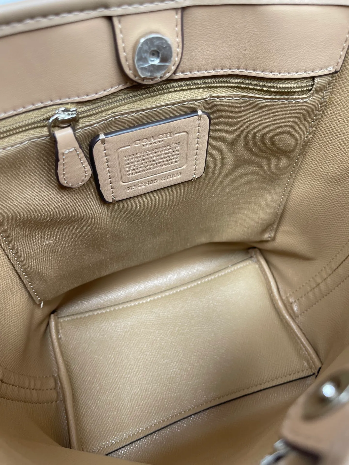 P380¥Coach's new model CT800 City Bucket bucket bag comes in 4 colors. It is the most casual bucket bag. It has several elements and styles, and the elements of the hobo bag are the most similar. It is simple and versatile for traveling on the upper body. It has a large capacity. It is simple and can be worn under the arm or cross-body. The two shoulder straps can be matched at will. The size is about 17/11/21