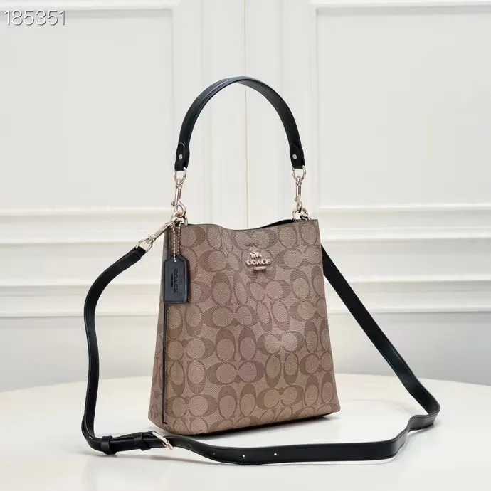 CA582, Coach's latest Mollie series bucket bag, small size, made of old PVC material and cowhide material. It is equipped with two detachable shoulder straps, long and short, which can be carried by hand or cross-body. There is a zipper compartment in the middle of the bag, which has good accommodation. The flat body of the bag is more comfortable on the upper body. Size:22*20*10cm