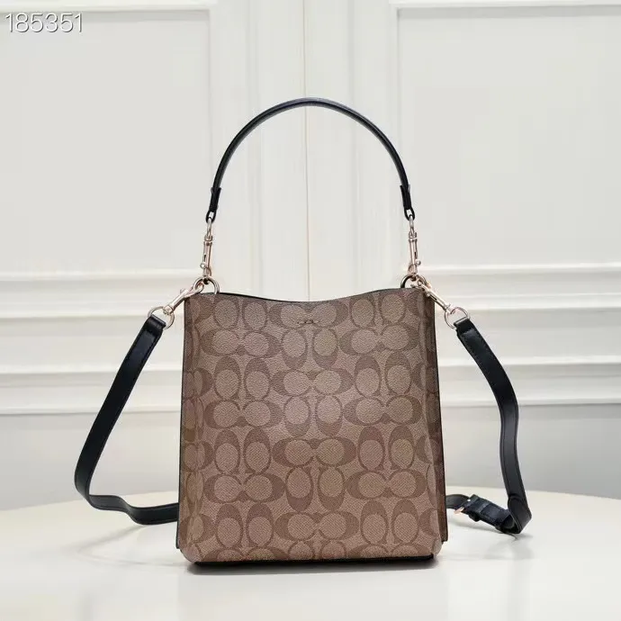 CA582, Coach's latest Mollie series bucket bag, small size, made of old PVC material and cowhide material. It is equipped with two detachable shoulder straps, long and short, which can be carried by hand or cross-body. There is a zipper compartment in the middle of the bag, which has good accommodation. The flat body of the bag is more comfortable on the upper body. Size:22*20*10cm