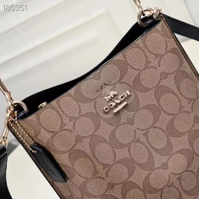 CA582, Coach's latest Mollie series bucket bag, small size, made of old PVC material and cowhide material. It is equipped with two detachable shoulder straps, long and short, which can be carried by hand or cross-body. There is a zipper compartment in the middle of the bag, which has good accommodation. The flat body of the bag is more comfortable on the upper body. Size:22*20*10cm