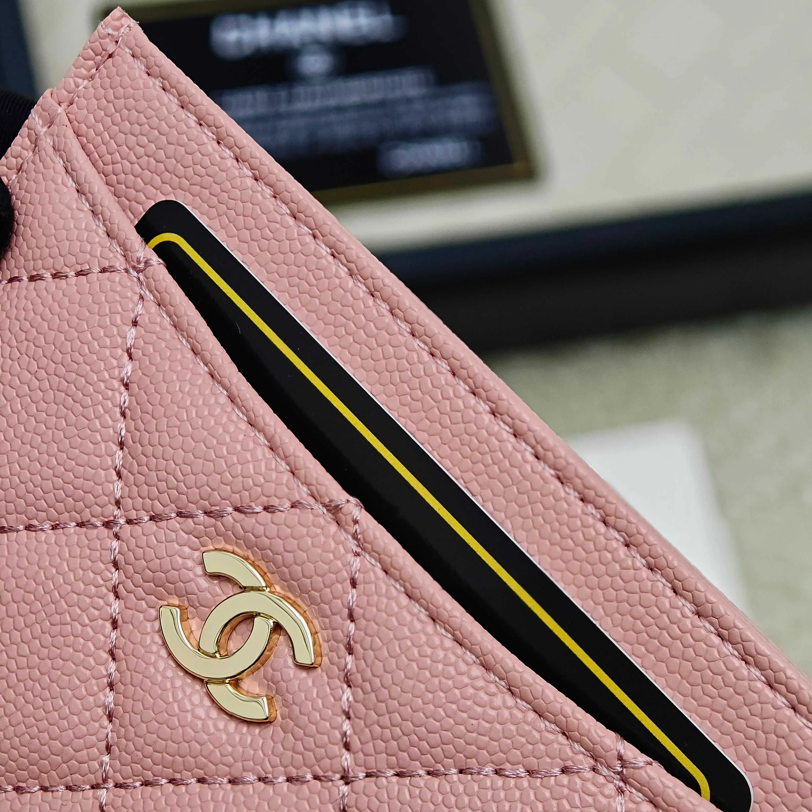 💰100Chanel Chanel counter classic card holder Model number: AP456 Made of cowhide caviar, a classic and timeless mini card holder. Super cute😍 Size: 7.5×11.2×0.5cm Fine workmanship and high-end quality
