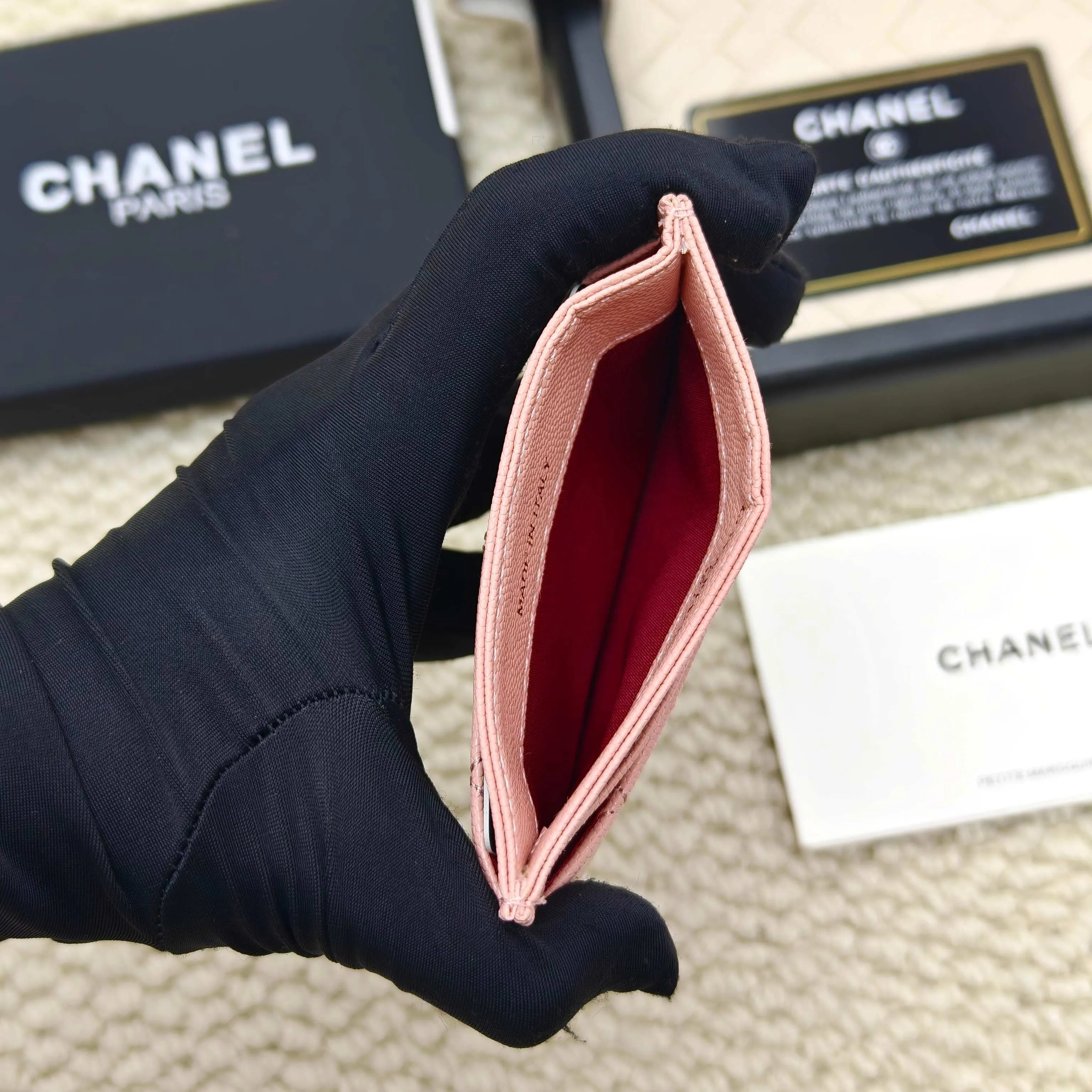 💰100Chanel Chanel counter classic card holder Model number: AP456 Made of cowhide caviar, a classic and timeless mini card holder. Super cute😍 Size: 7.5×11.2×0.5cm Fine workmanship and high-end quality