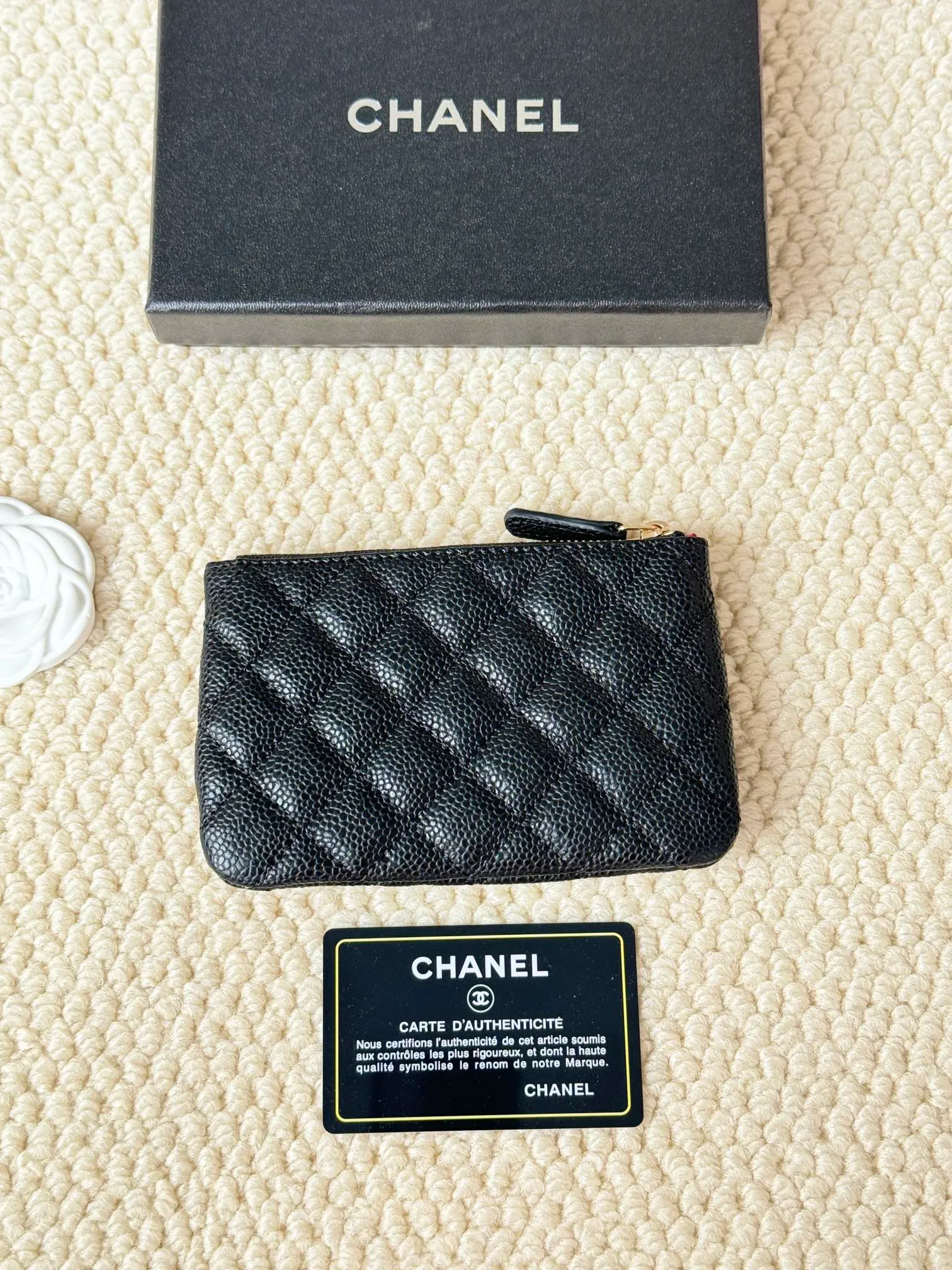 💰130 CHANEL Classic Caviar has a fresh design, with an exquisite replica flavor, very beautiful, the latest in 2023 from the official website🆕Card holder Caviar medium ball grain cowhide is scratch-resistant and has a super glossy feel. It is troublesome to carry a bag that is too big in summer. It is suitable for putting in a mini bag and convenient for carrying in your pocket😍 The bag has a zipper, which is super practical. You can also put cards, change, coins, and keys inside! Style number: 82365 Size: 15*8.5