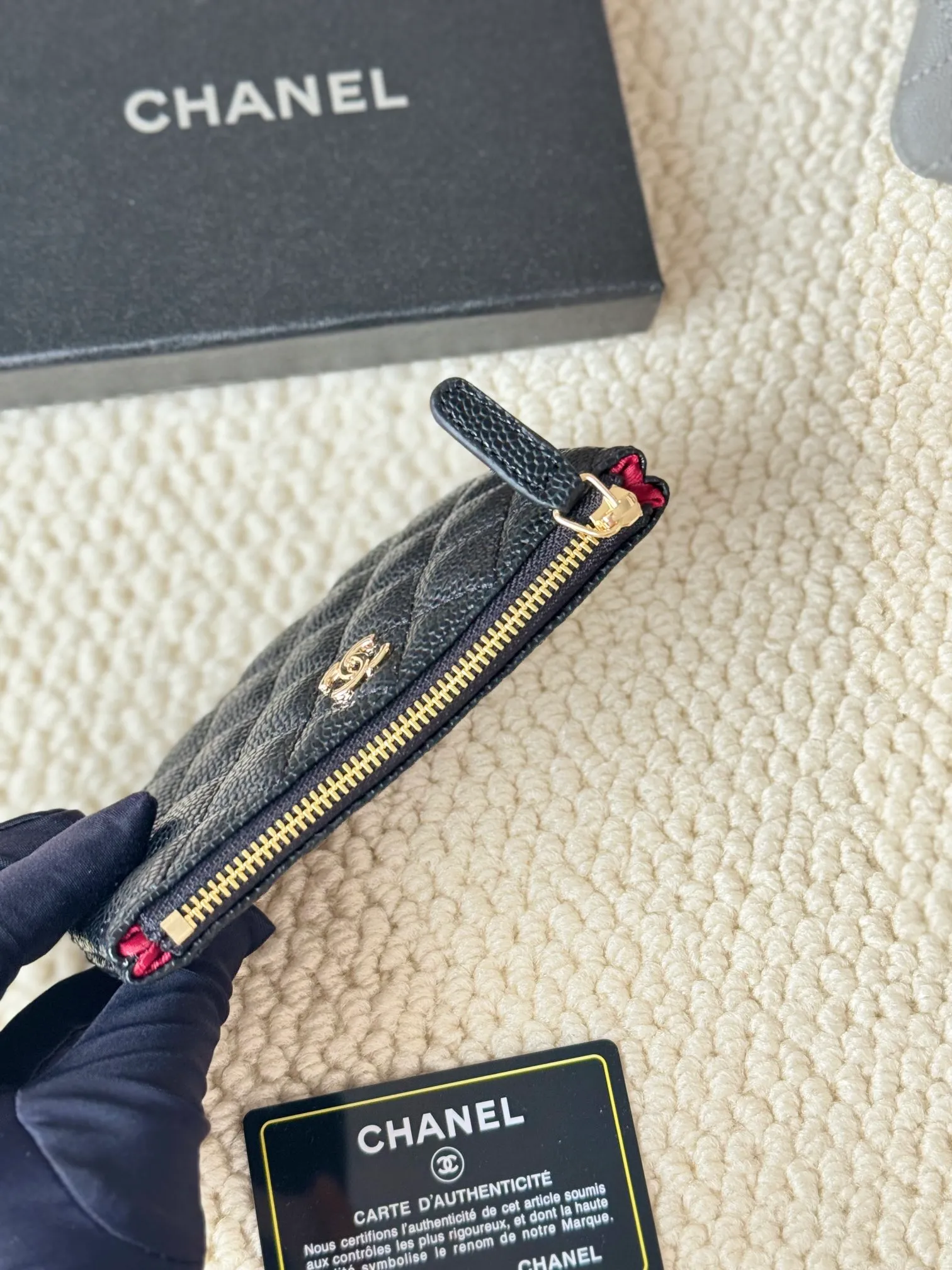 💰130 CHANEL Classic Caviar has a fresh design, with an exquisite replica flavor, very beautiful, the latest in 2023 from the official website🆕Card holder Caviar medium ball grain cowhide is scratch-resistant and has a super glossy feel. It is troublesome to carry a bag that is too big in summer. It is suitable for putting in a mini bag and convenient for carrying in your pocket😍 The bag has a zipper, which is super practical. You can also put cards, change, coins, and keys inside! Style number: 82365 Size: 15*8.5