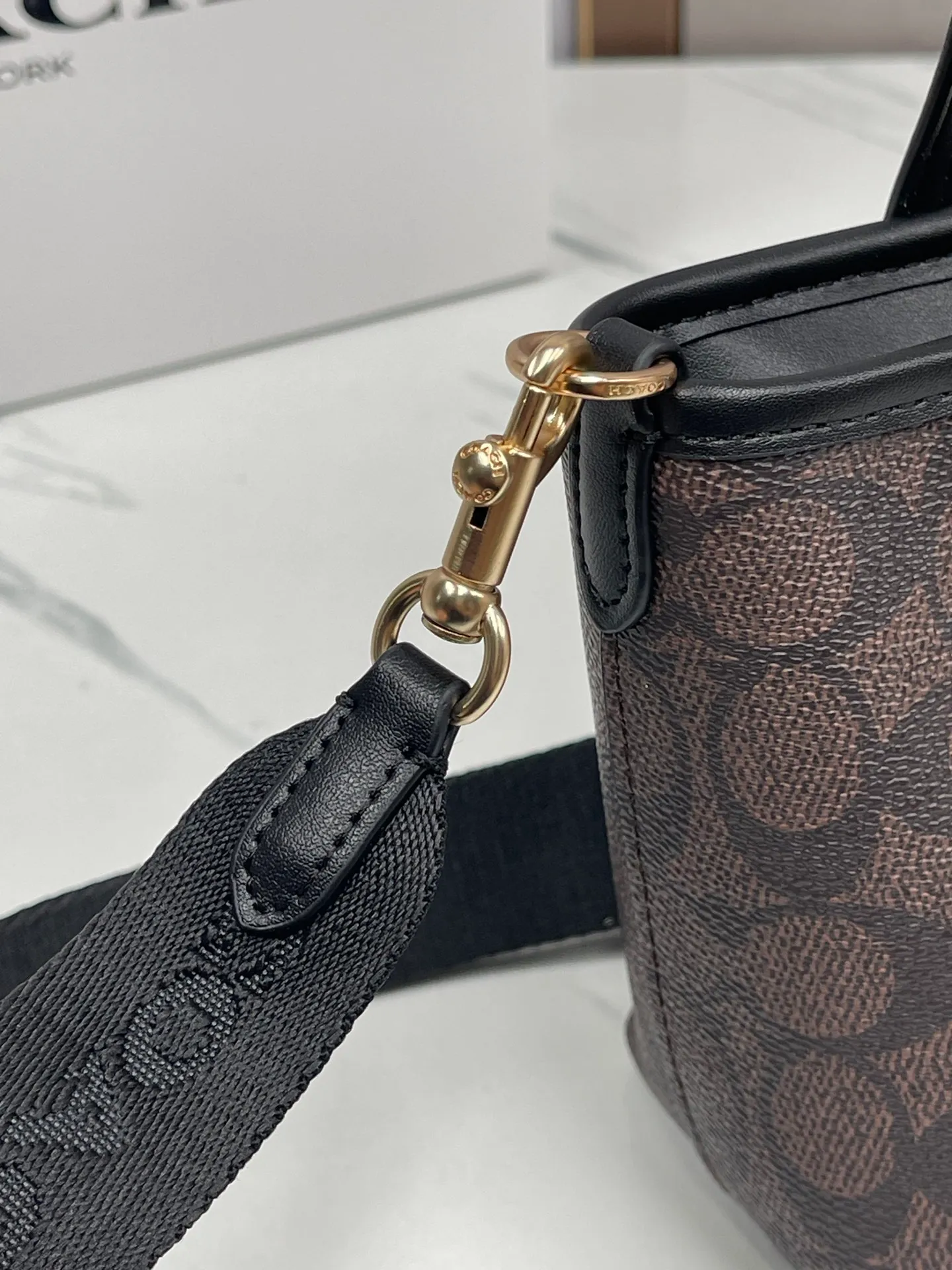 P360¥Coach’s new Mini City mini tote cross-body dumpling bag model CW032 counter actual shot, size 17*14*8