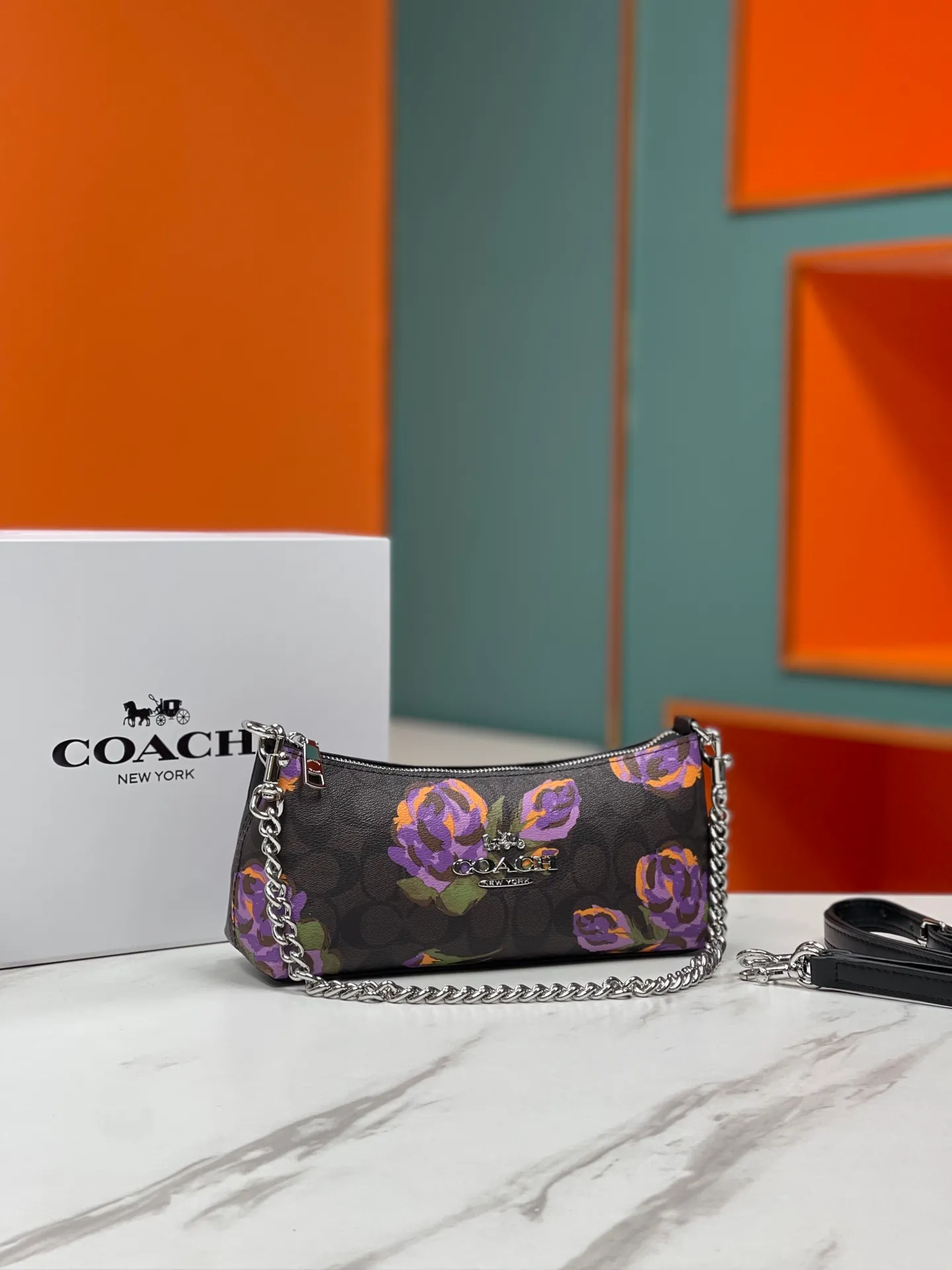 Top original order p380💰COACH/Coach’s new Charlotte series CL405 CL406 CL407 CL656 New product, incomparably beautiful armpit baguette bag! Short chain shoulder strap! Long leather shoulder strap! Suitable for different occasions, different styles and different combinations! The shape of the paper boat is simple and matched with a metal chain. Super beautiful. Size 26/12/7