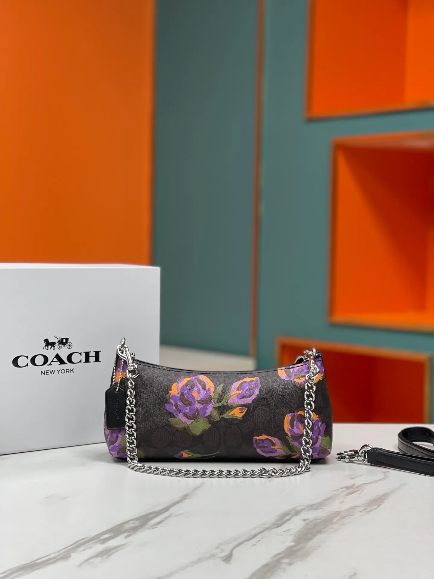 Top original order p380💰COACH/Coach’s new Charlotte series CL405 CL406 CL407 CL656 New product, incomparably beautiful armpit baguette bag! Short chain shoulder strap! Long leather shoulder strap! Suitable for different occasions, different styles and different combinations! The shape of the paper boat is simple and matched with a metal chain. Super beautiful. Size 26/12/7
