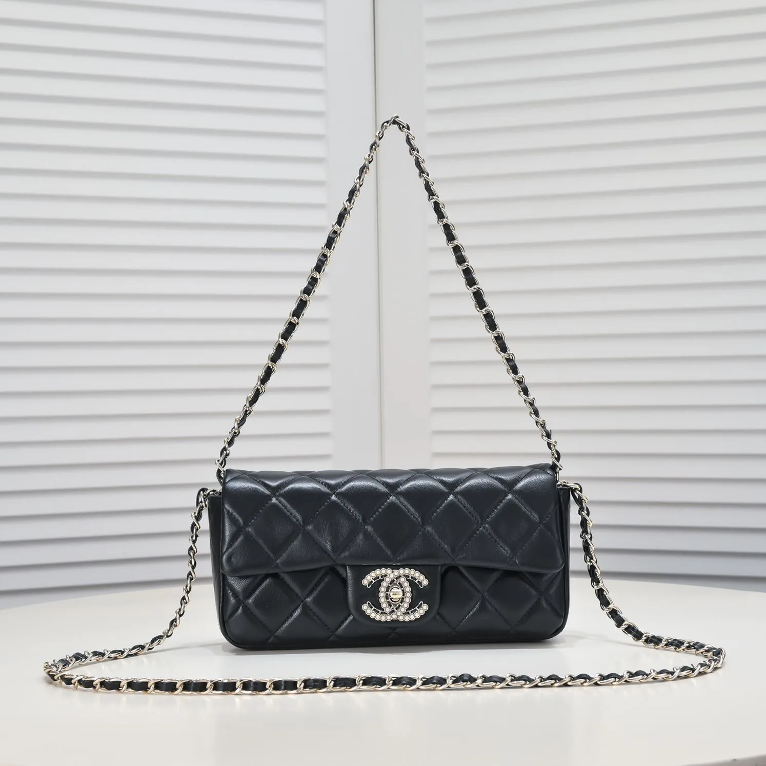 💰380￥106S New model [3350] Chanel new baguette bag with pearl buckle New sheepskin baguette bag with pearl buckle, Mrs. Chen recommends black 🔥 Baguette pearl dinner bag Black White Noble Elegant Temperament Romantic Minimalist baguette shape to pearl logo lock buckle Overall I can't put it down French style Elegant Underarm Crossbody Can be carried by hand at dinner Equipped with an extra long chain that can be detached for free movement. Material: Made of wear-resistant sheepskin. Size: 25*5*12CM. Style number: 3350.